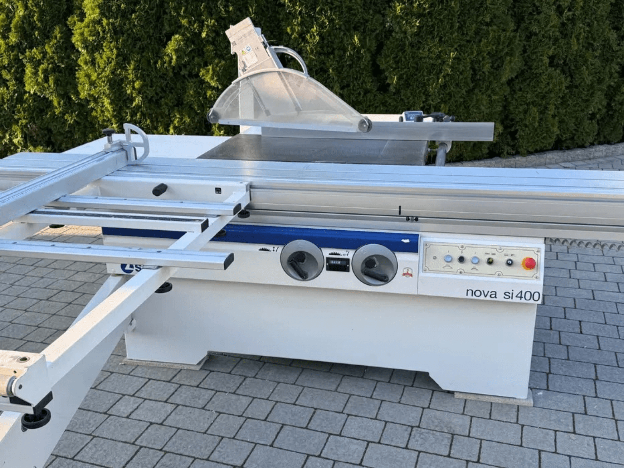 Die Kreissäge SCM NOVA 400 in der Vorderansicht, mit Sägeblatt, Bedienfeld und robustem Metallrahmen.