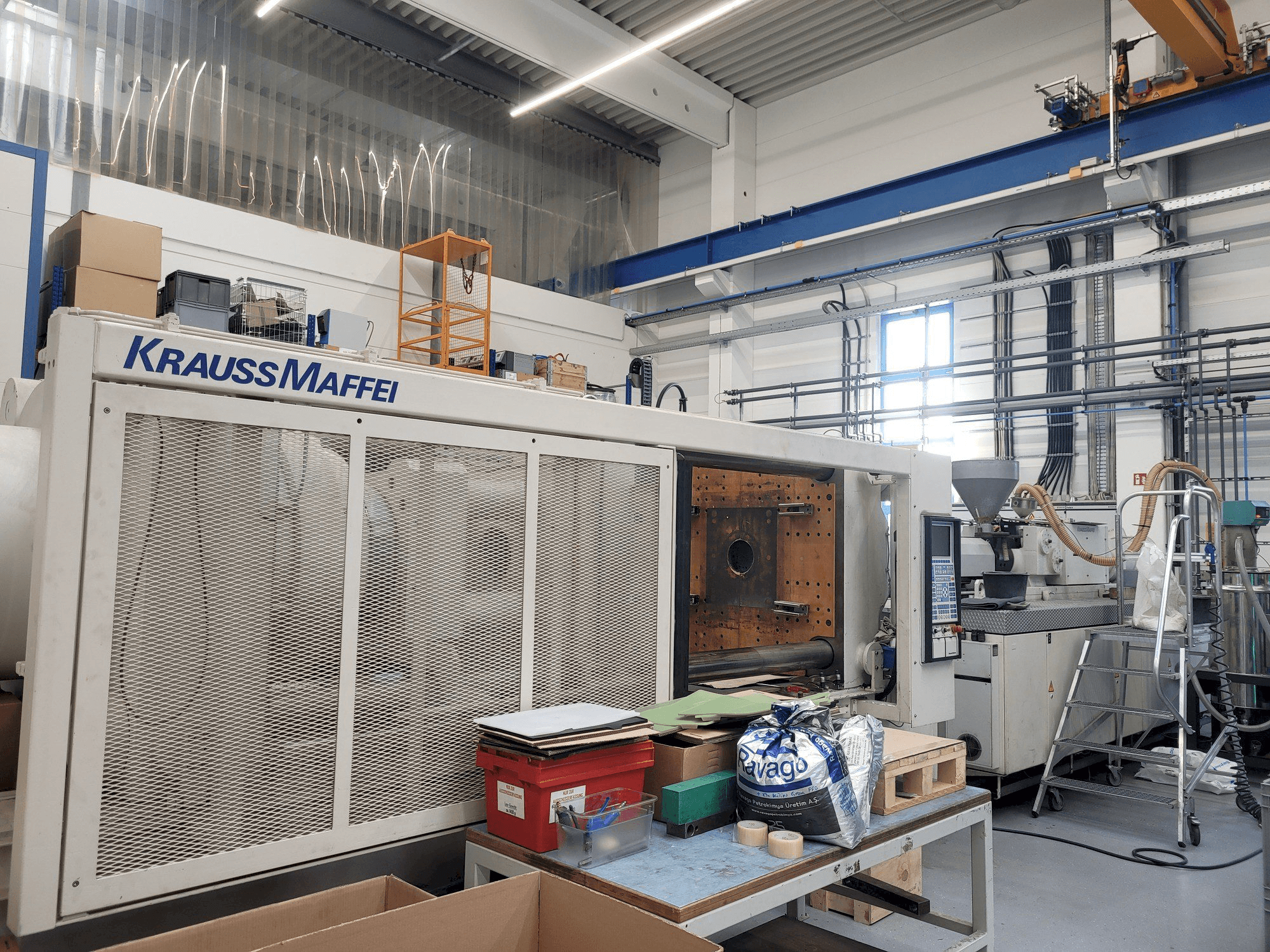 Frontansicht der Krauss Maffei 650-4350BM-MC4 Maschine