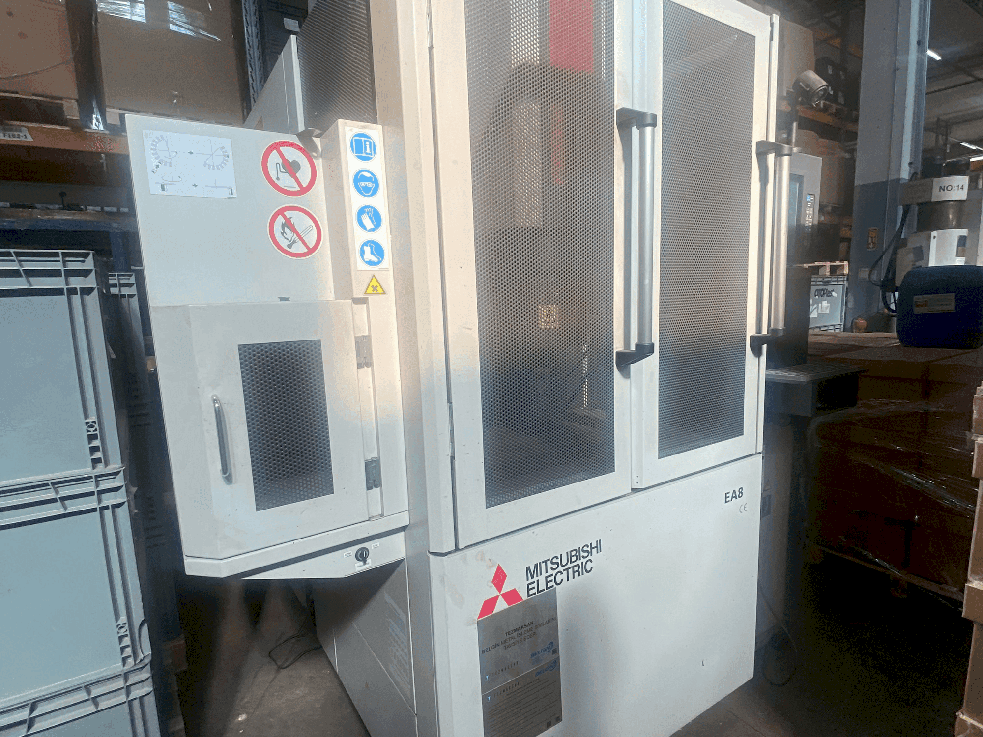 Frontansicht der Mitsubishi EA8 Maschine