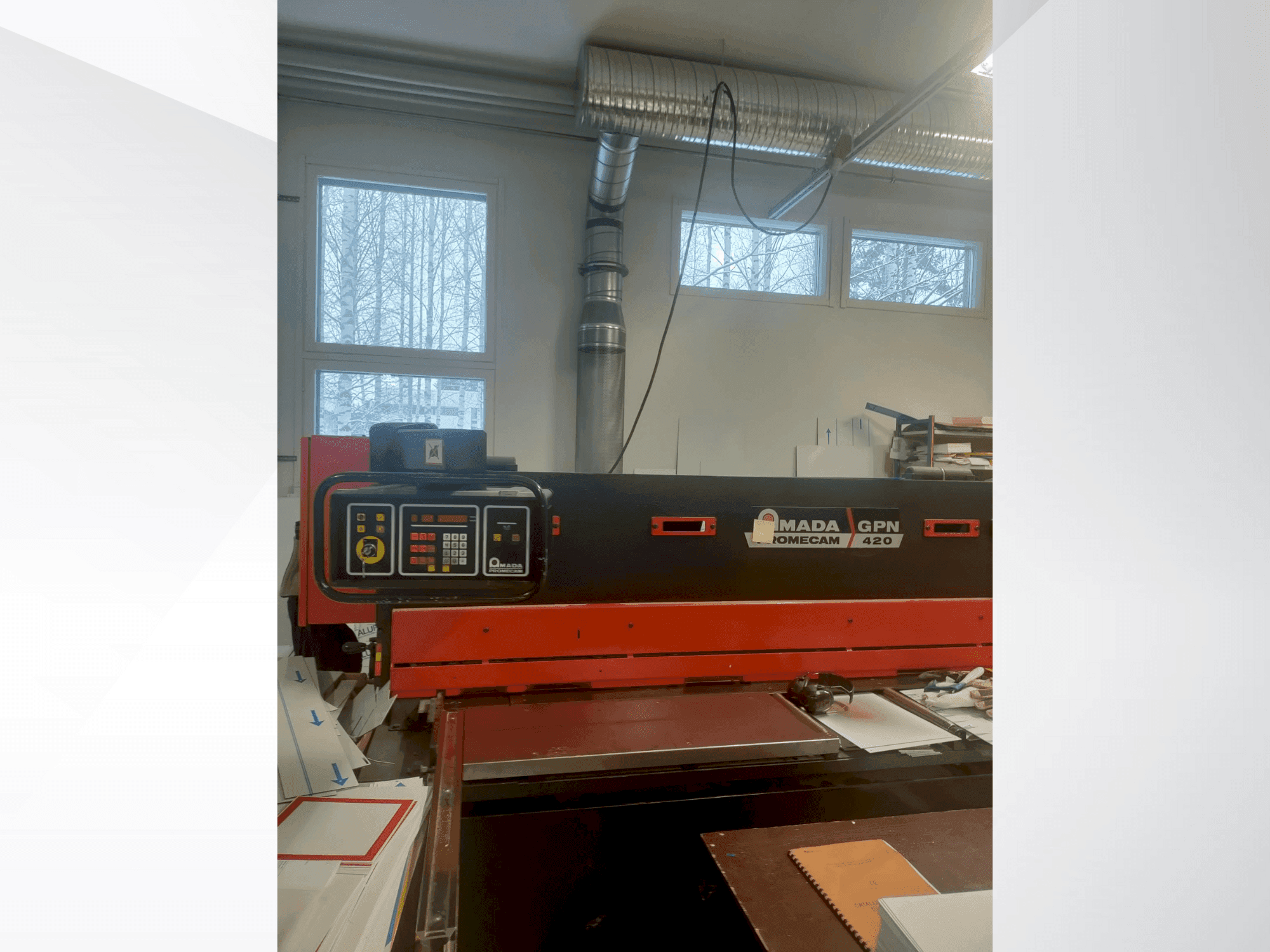 Frontansicht der AMADA GPN 420 Maschine