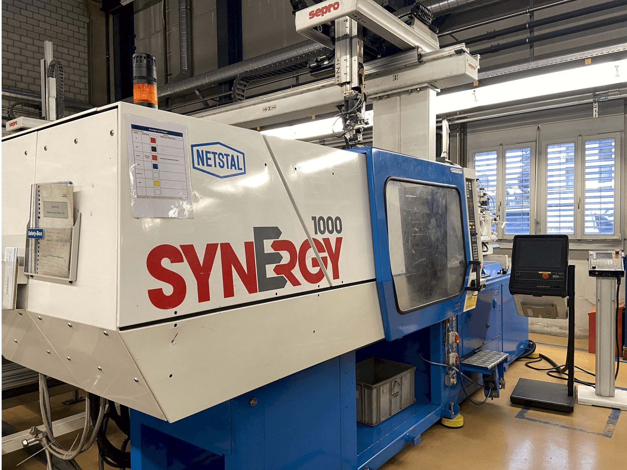 Frontansicht der Netstal SYNERGY 1000-230 Maschine