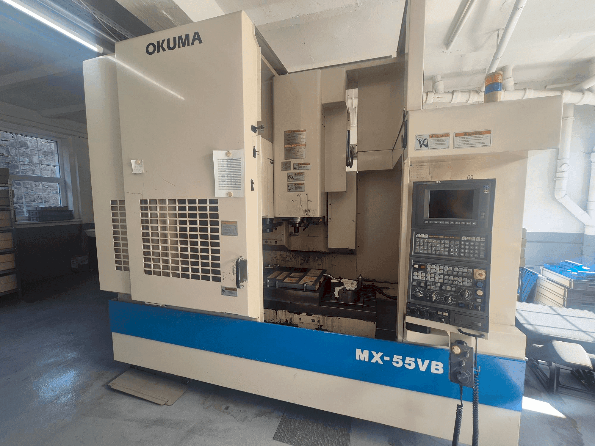 Frontansicht der Okuma MX-55VB Maschine