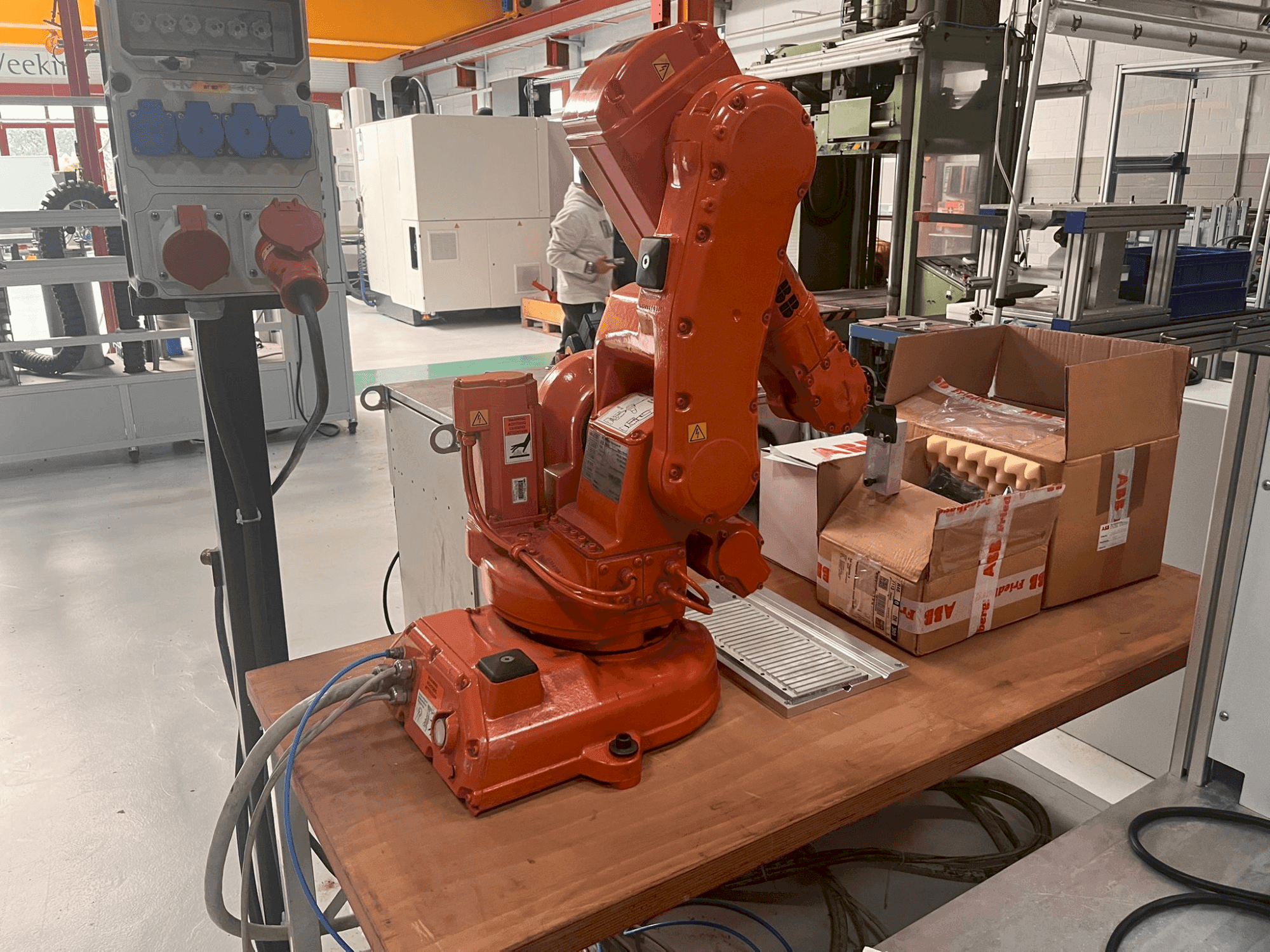 Frontansicht der ABB IRB 140 M2000 Maschine