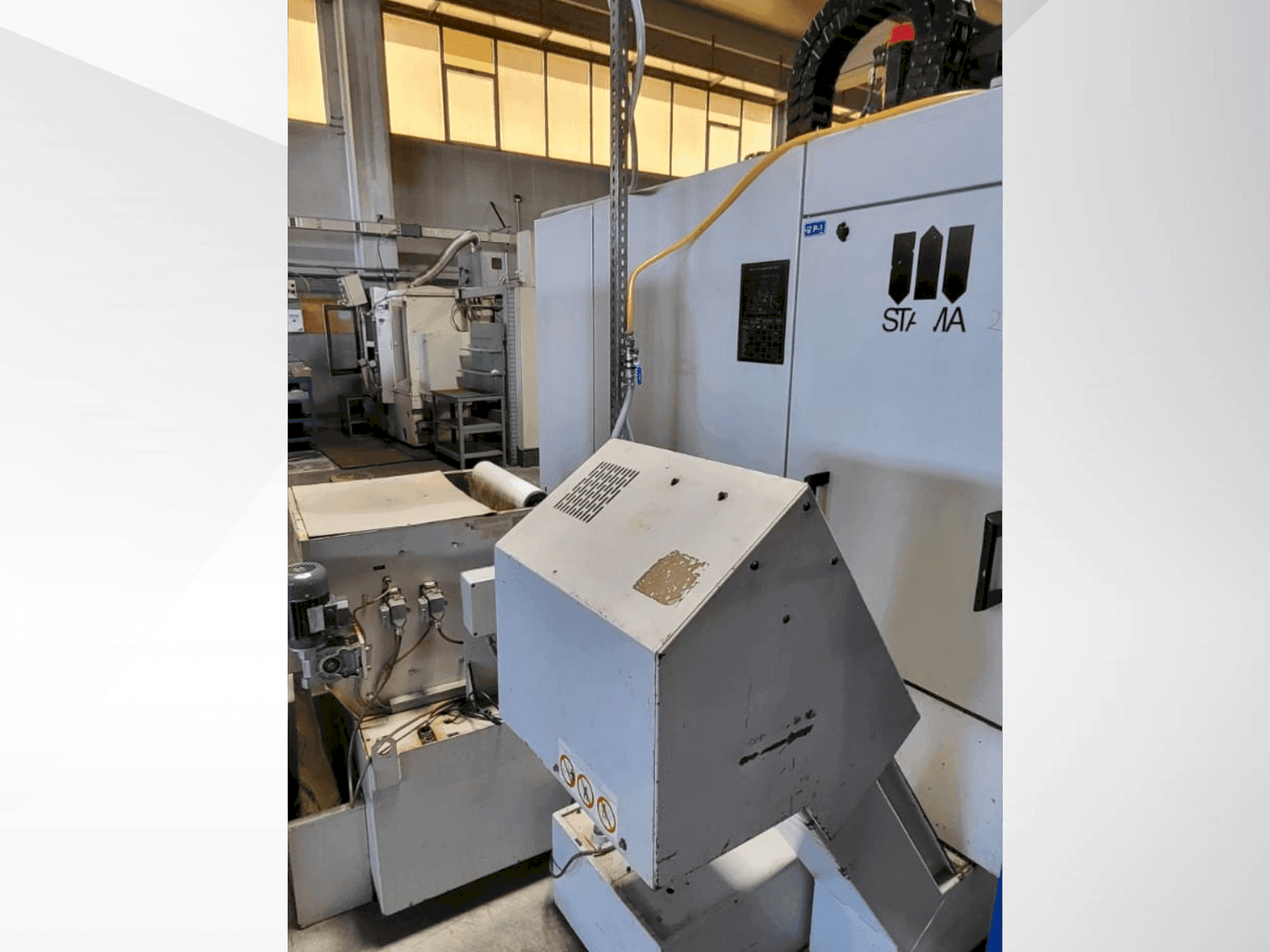 Frontansicht der STAMA MC325 Maschine