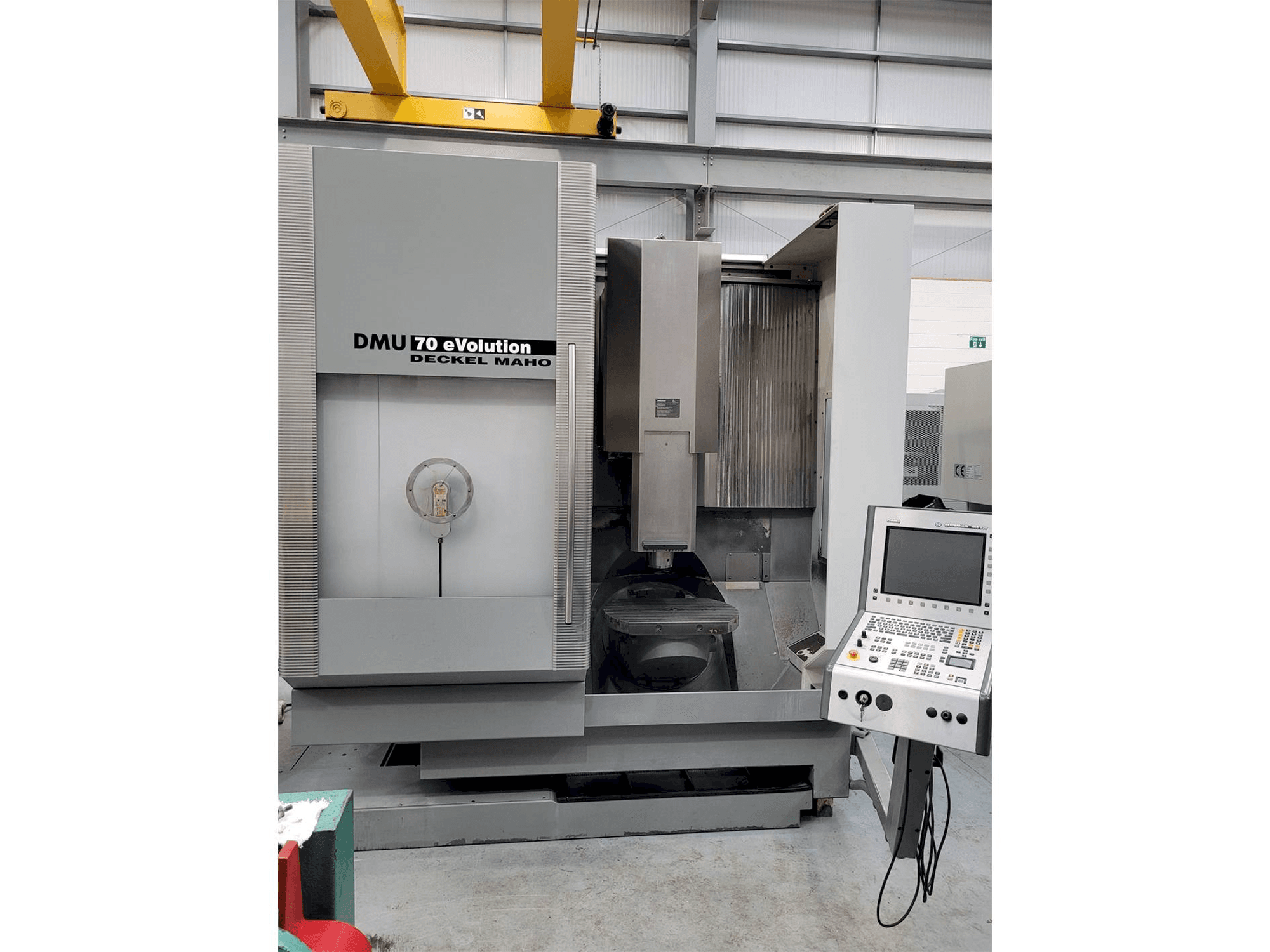 Frontansicht der DECKEL MAHO DMU 70 eVolution Maschine