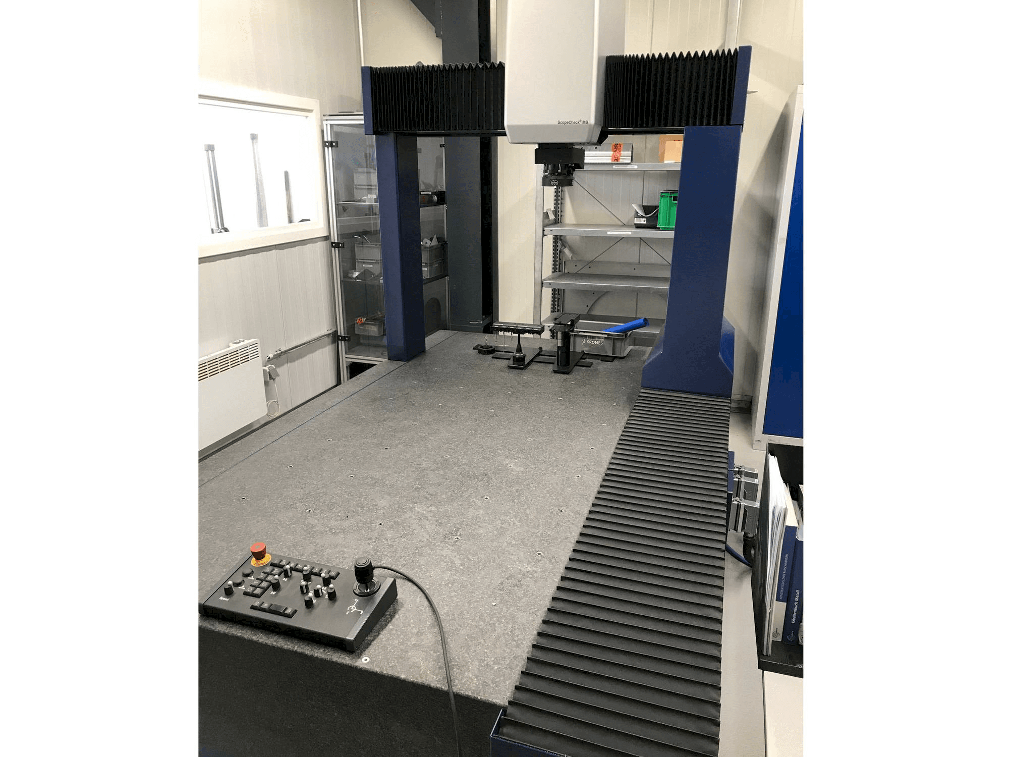 Frontansicht der Werth ScopeCheck MB/Z 800/1500/700 3D CNC Maschine