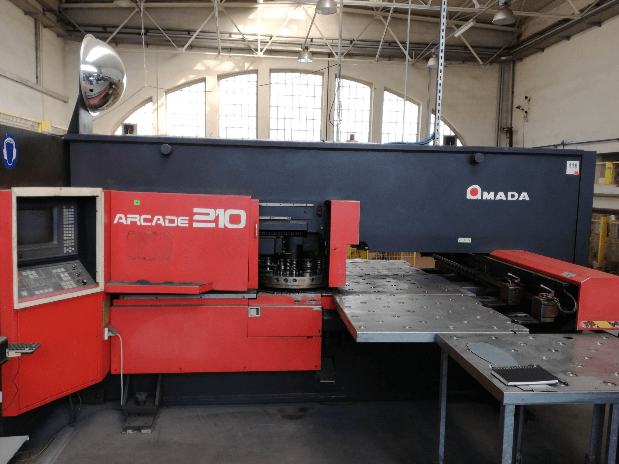 Frontansicht der AMADA ARCADE 210 Maschine