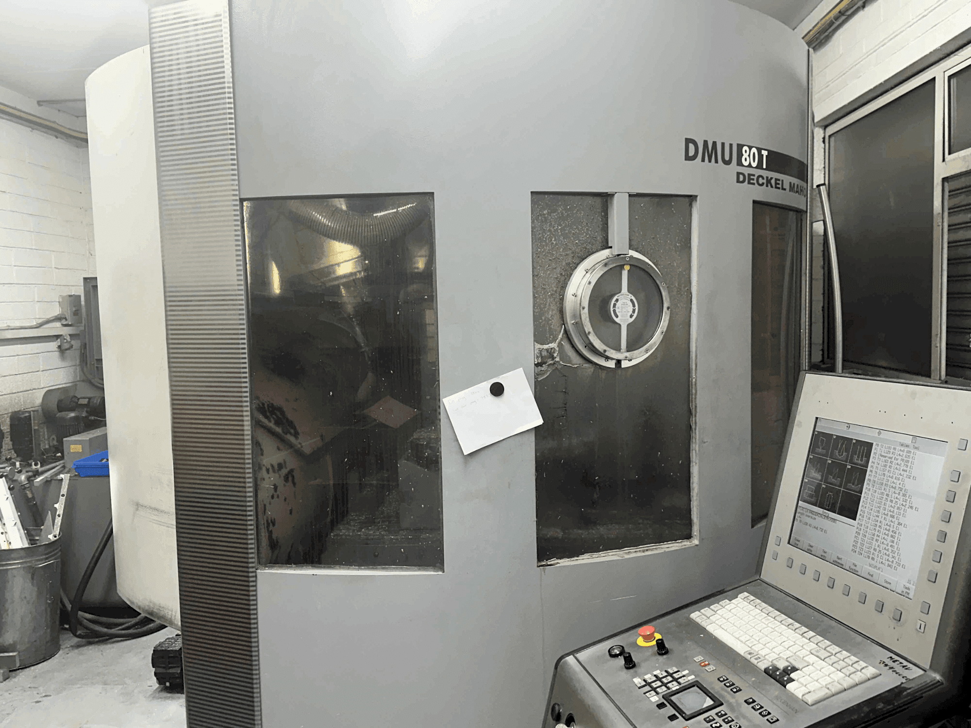 Frontansicht der DECKEL MAHO DMU 80T (2002) Maschine