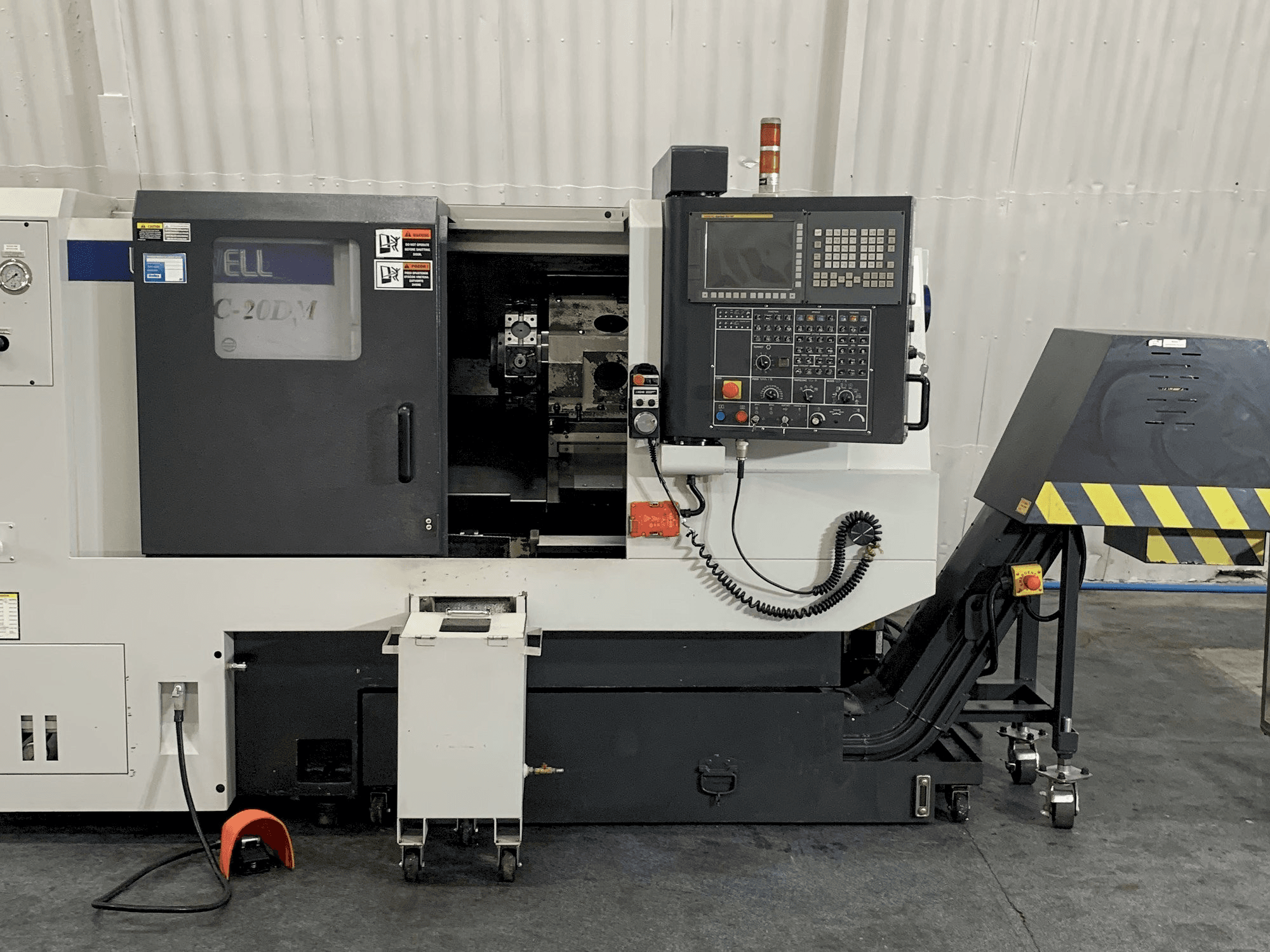 Frontansicht der Leadwell LTC-20DM Maschine