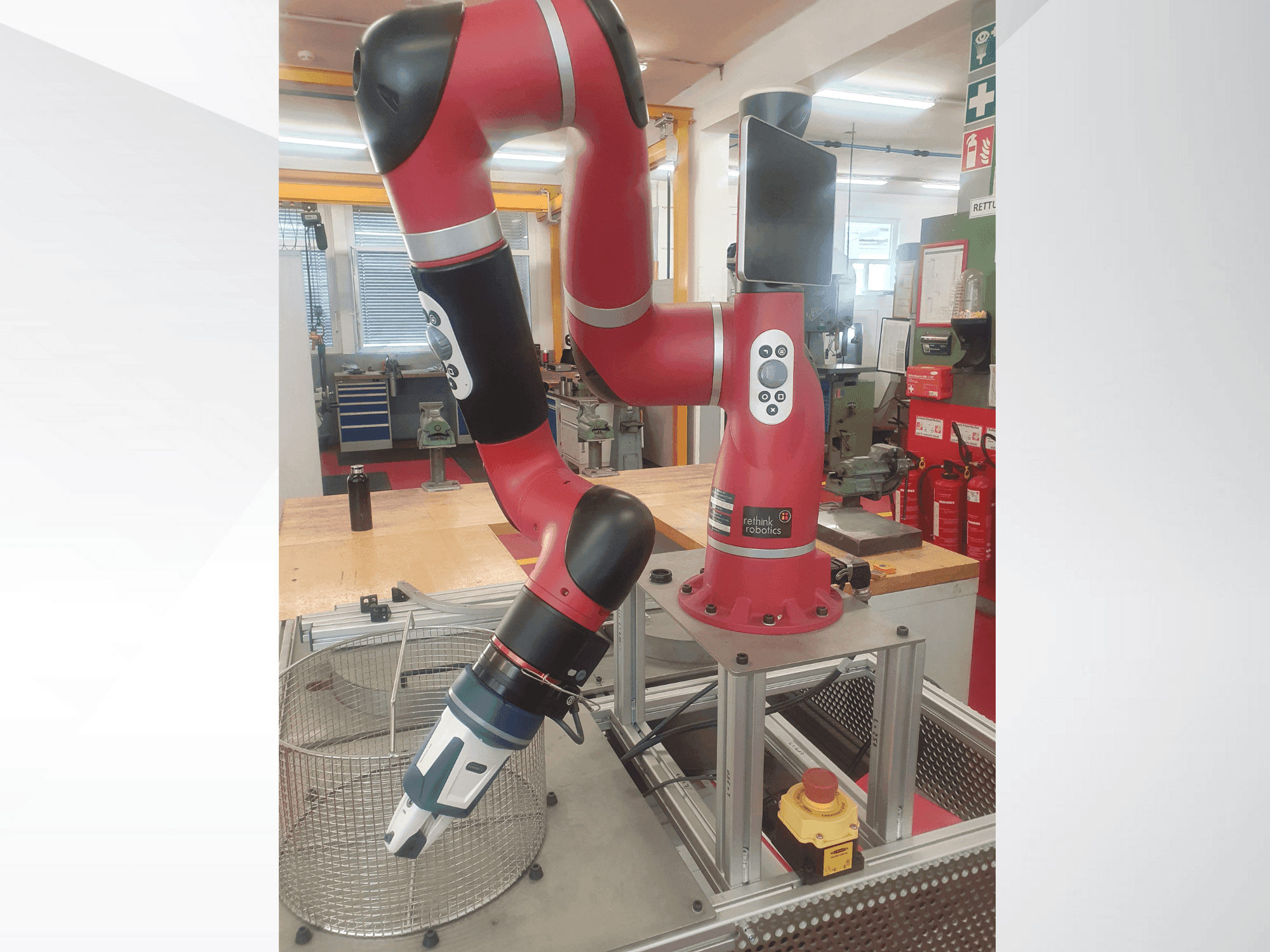 Frontansicht der RETHINK Robotics Sawyer Maschine