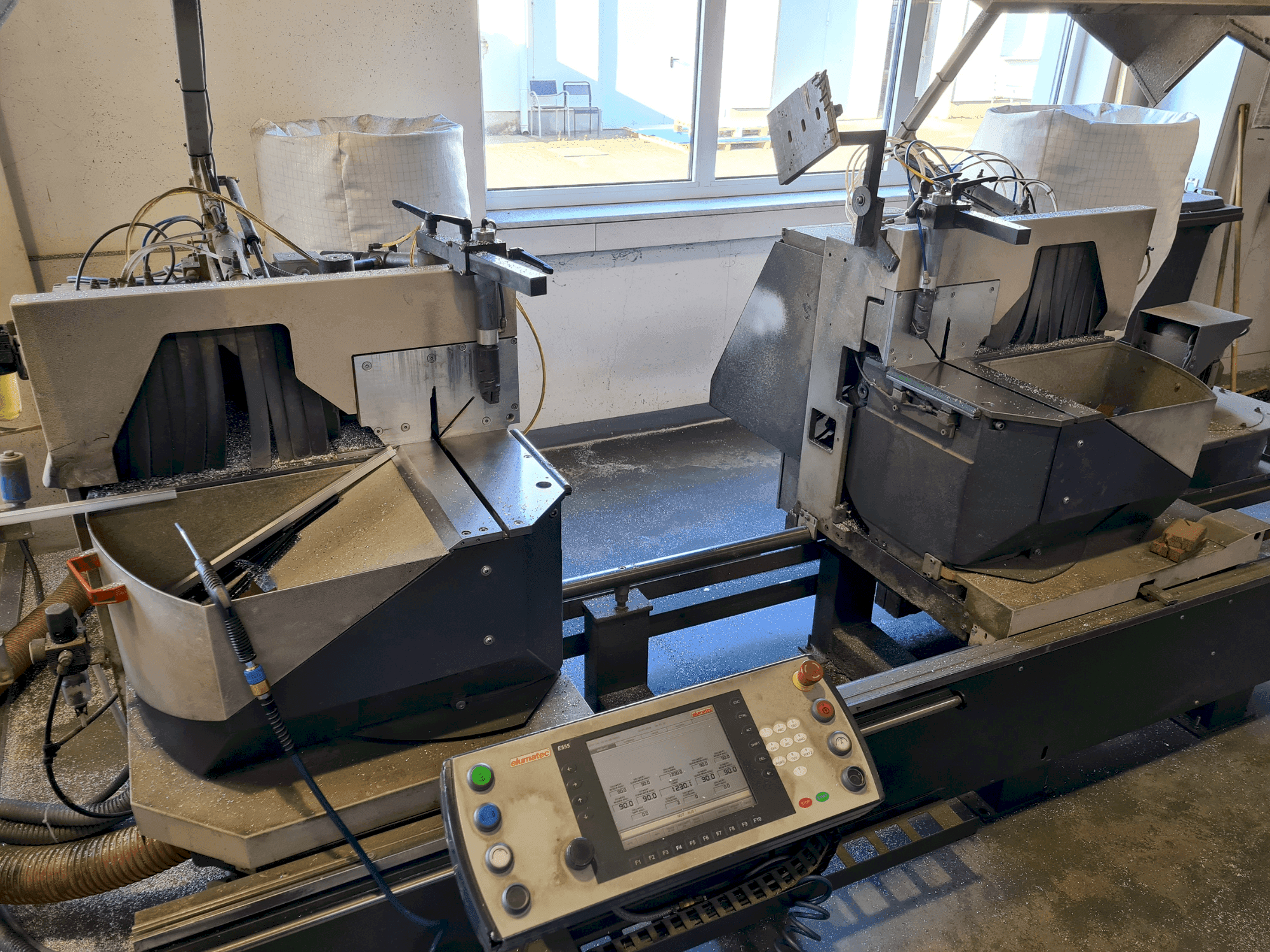 Frontansicht der Elumatec DG104 Maschine