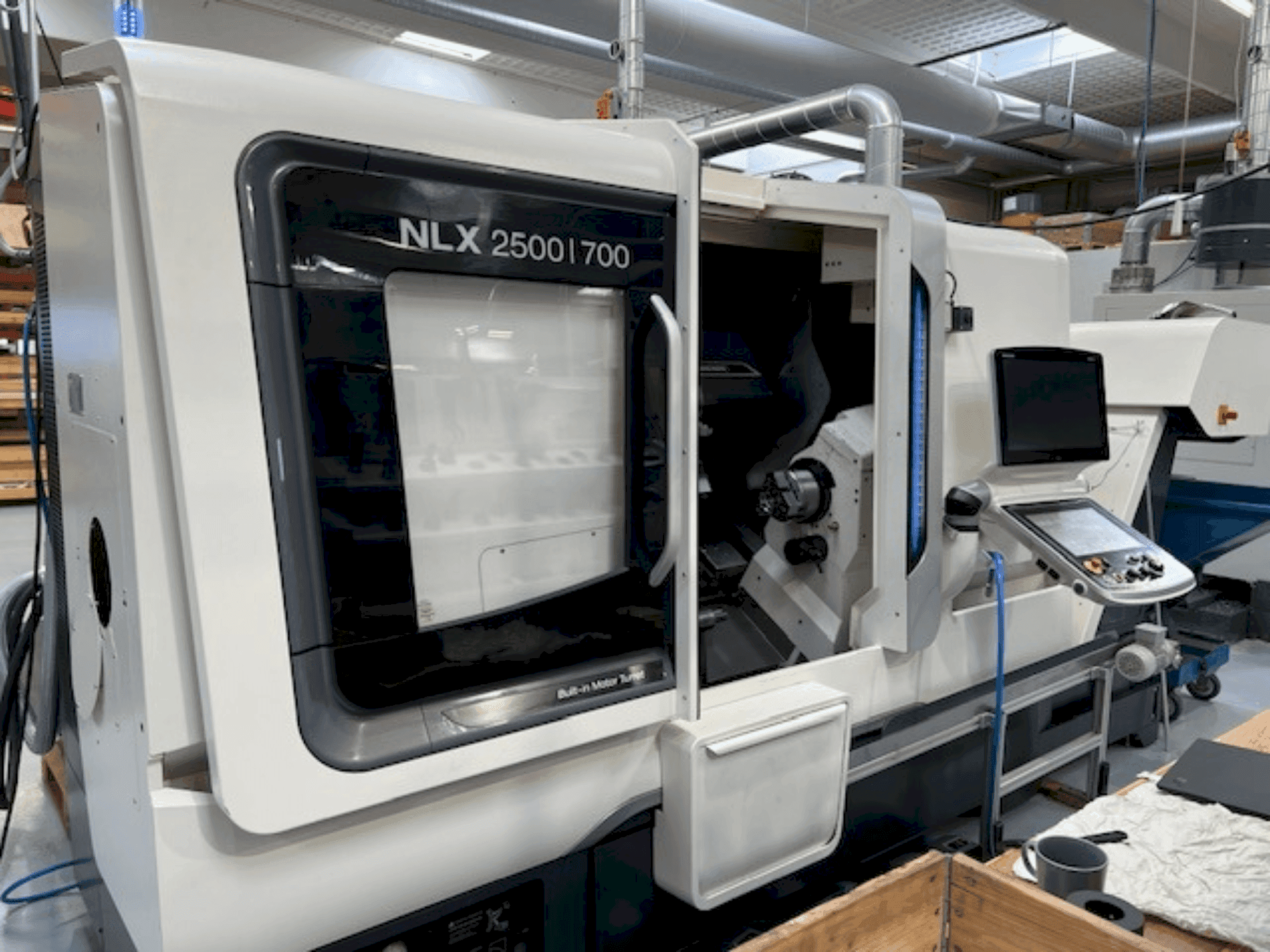 Frontansicht der DMG MORI NLX2500SY/700 Maschine