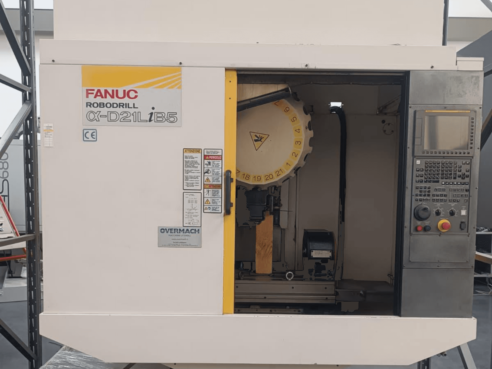 FANUC Robodrill α-D21LiB5, Vorderansicht; CNC-Maschine mit Werkzeughalter, Bedienfeld und sichtbaren Sicherheitshinweisen.