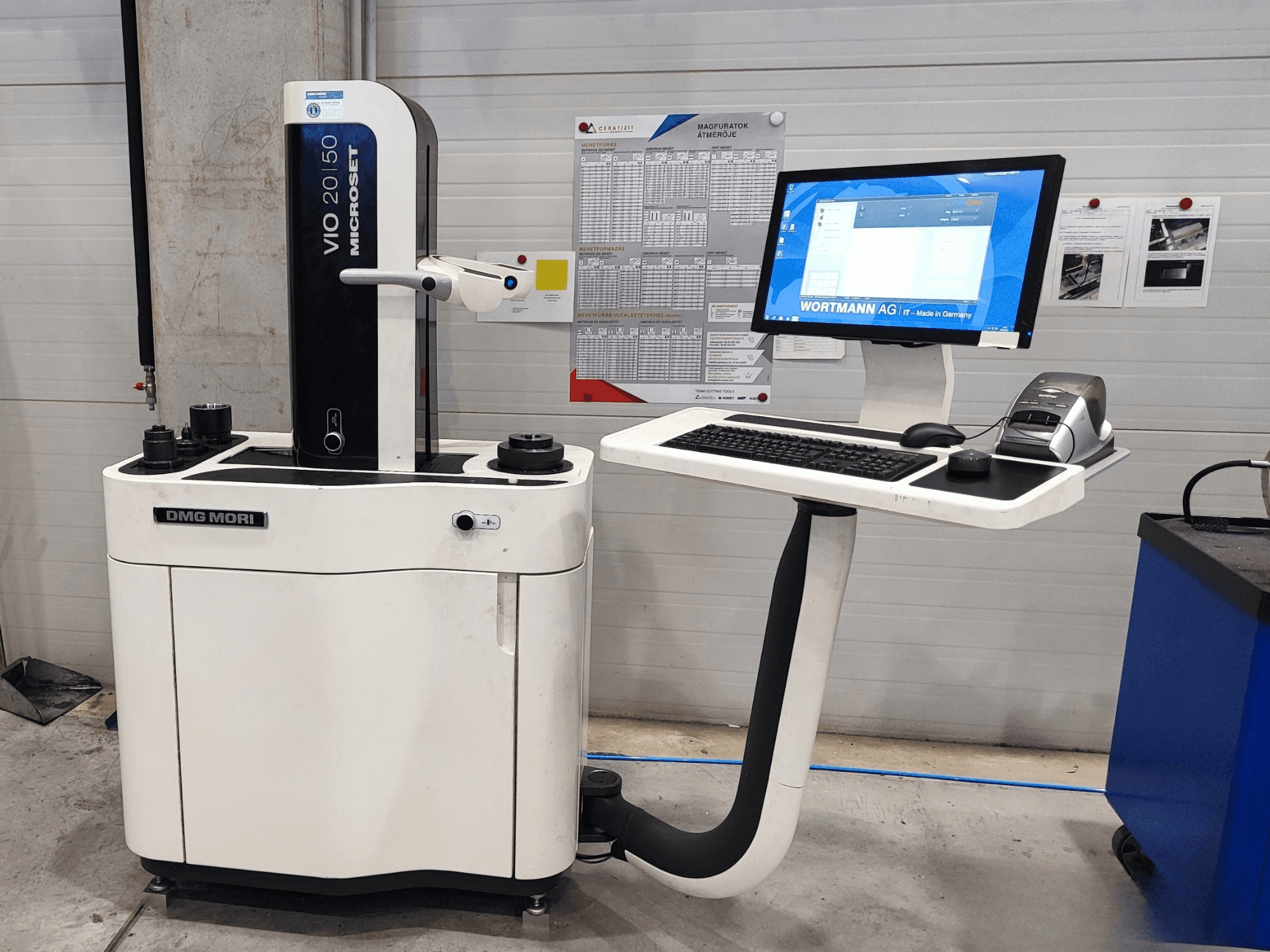 Optisches Messgerät „DMG MORI VIO Basic“ in der Vorderansicht, ausgestattet mit einem Touchscreen-Monitor, einer Tastatur und Messsensoren.