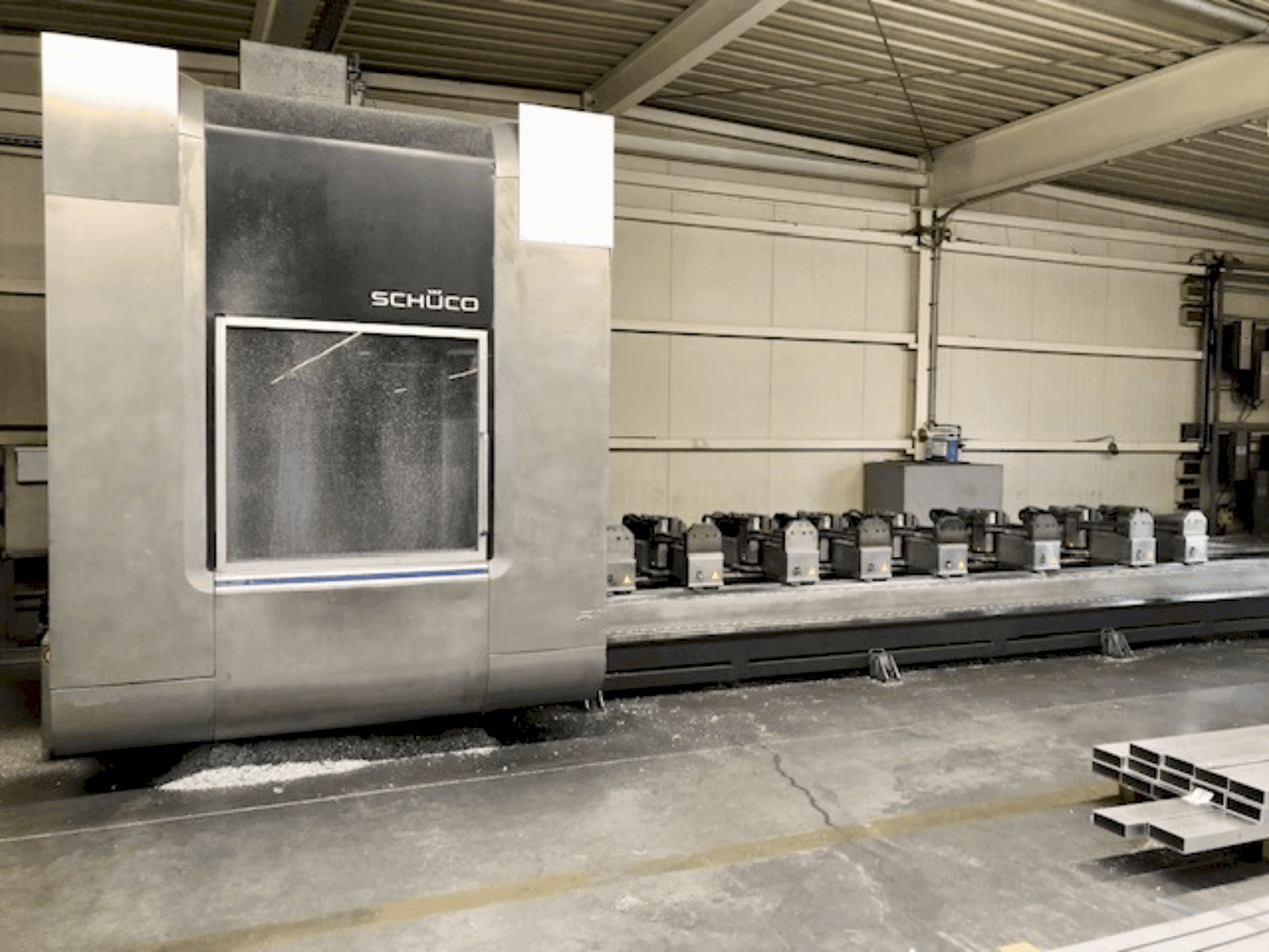 Frontansicht der SCHÜCO MFM DC 500 Maschine