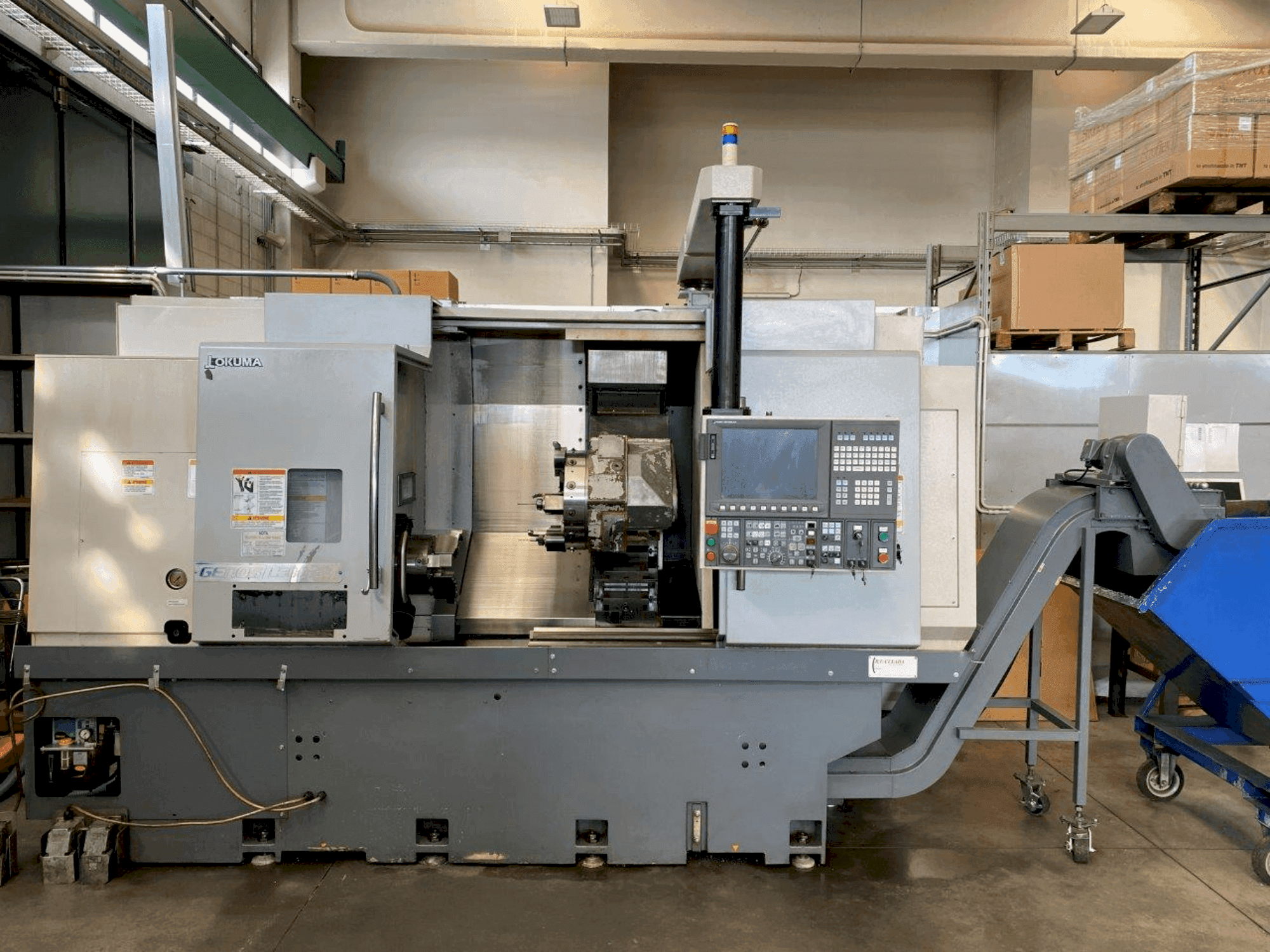 Frontansicht der Okuma Genos L300E-MY Maschine