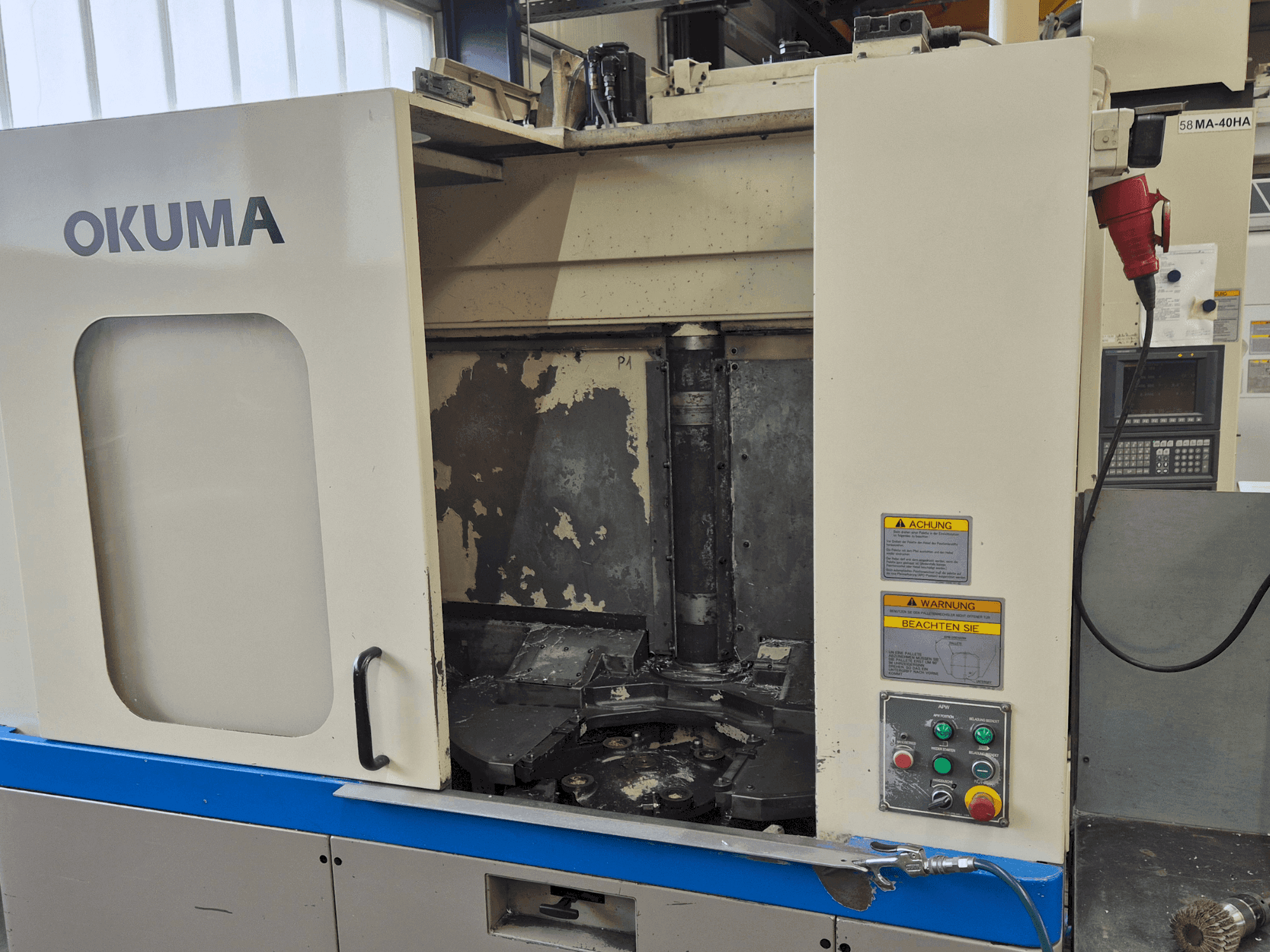 Frontansicht der Okuma MA-40HA Maschine