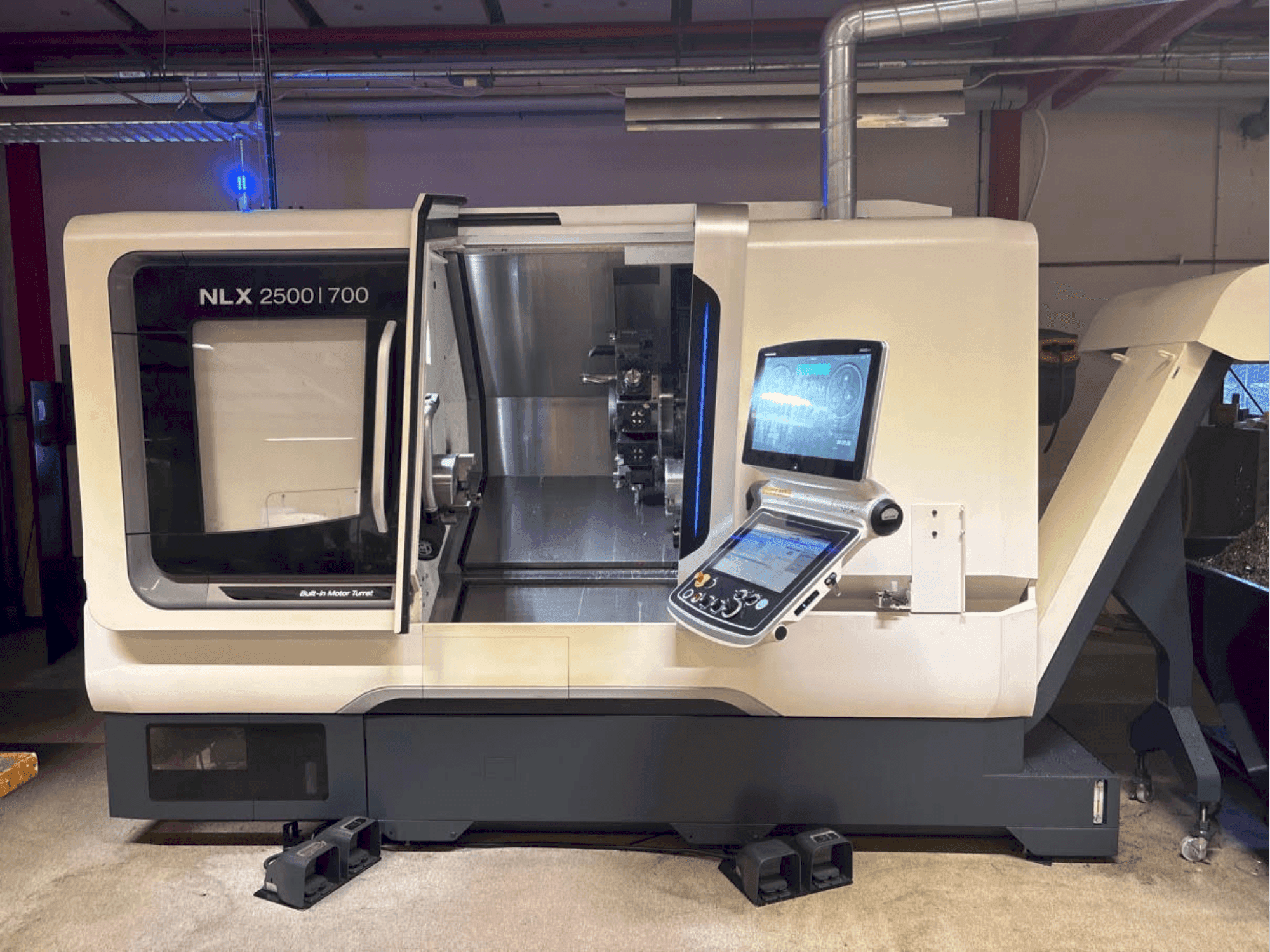 Frontansicht der DMG MORI NLX 2500-700 SY Maschine