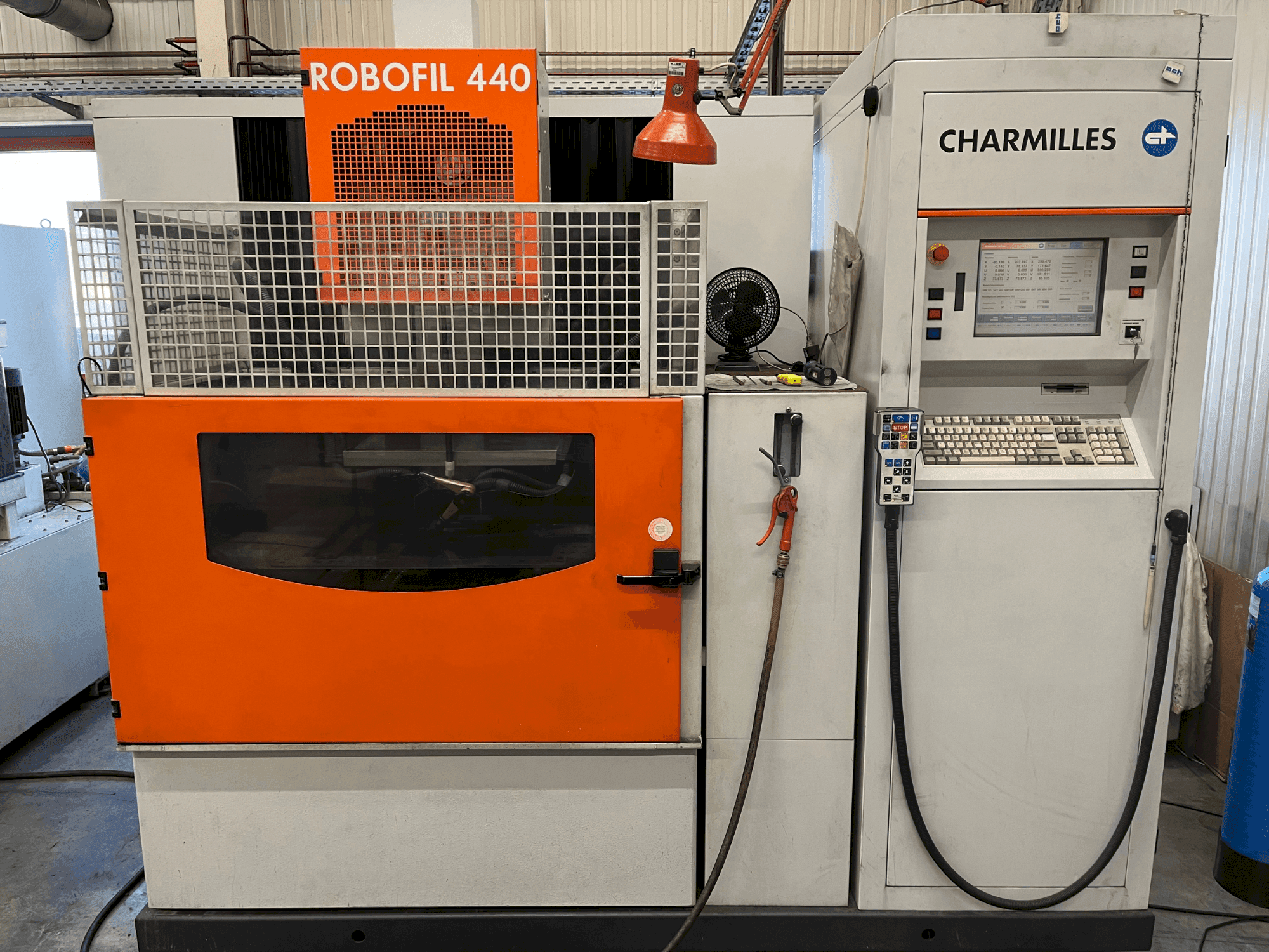 Frontansicht der CHARMILLES Robofil 440 Maschine