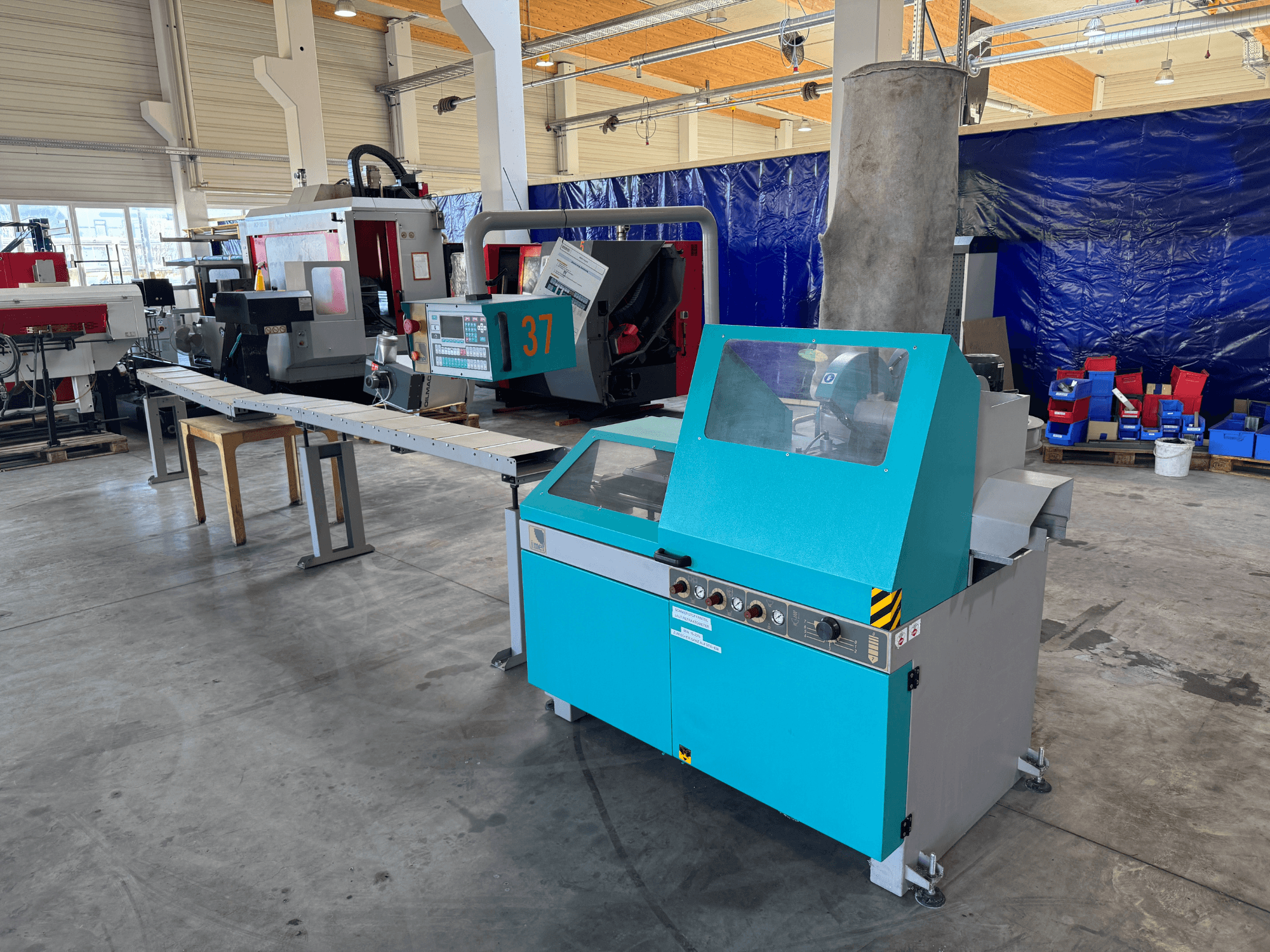 Imet VELOX 350 AF-ENC Metallkreissäge in einer Werkstatt, Frontansicht mit Bedienfeld und Staubabsaugung.