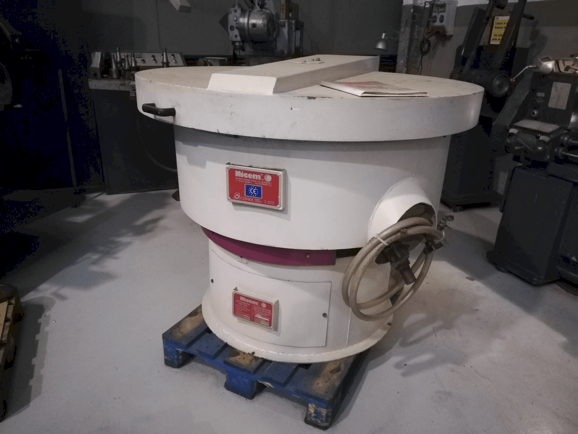 Frontansicht der NICEM VIB 250 SM Maschine