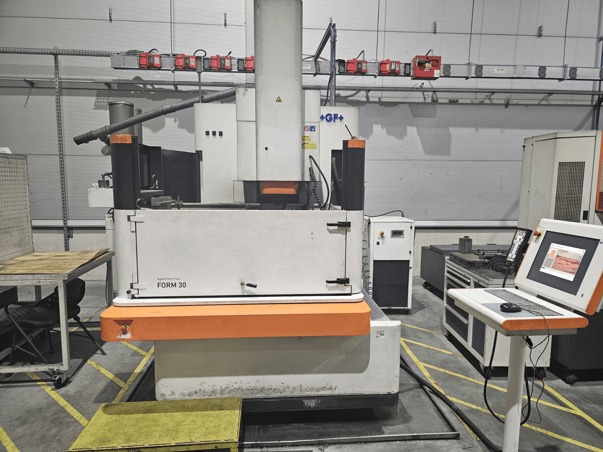 ApeqChemicals FORM 30 Maschine in einer Werkstatt, Vorderansicht mit Bedienfeld und Arbeitstisch an der Seite.