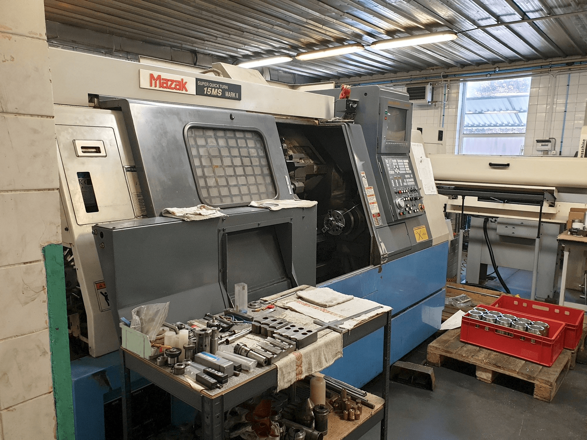 Frontansicht der Mazak SQT 15MS Maschine