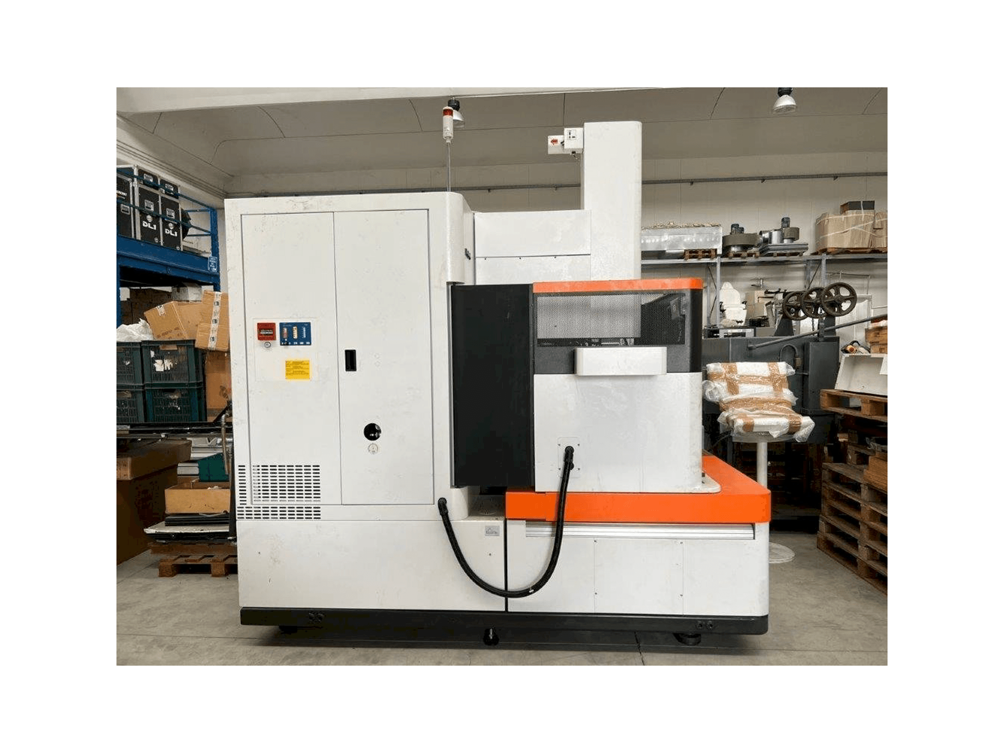 Frontansicht der AgieCharmilles FORM 30 Maschine