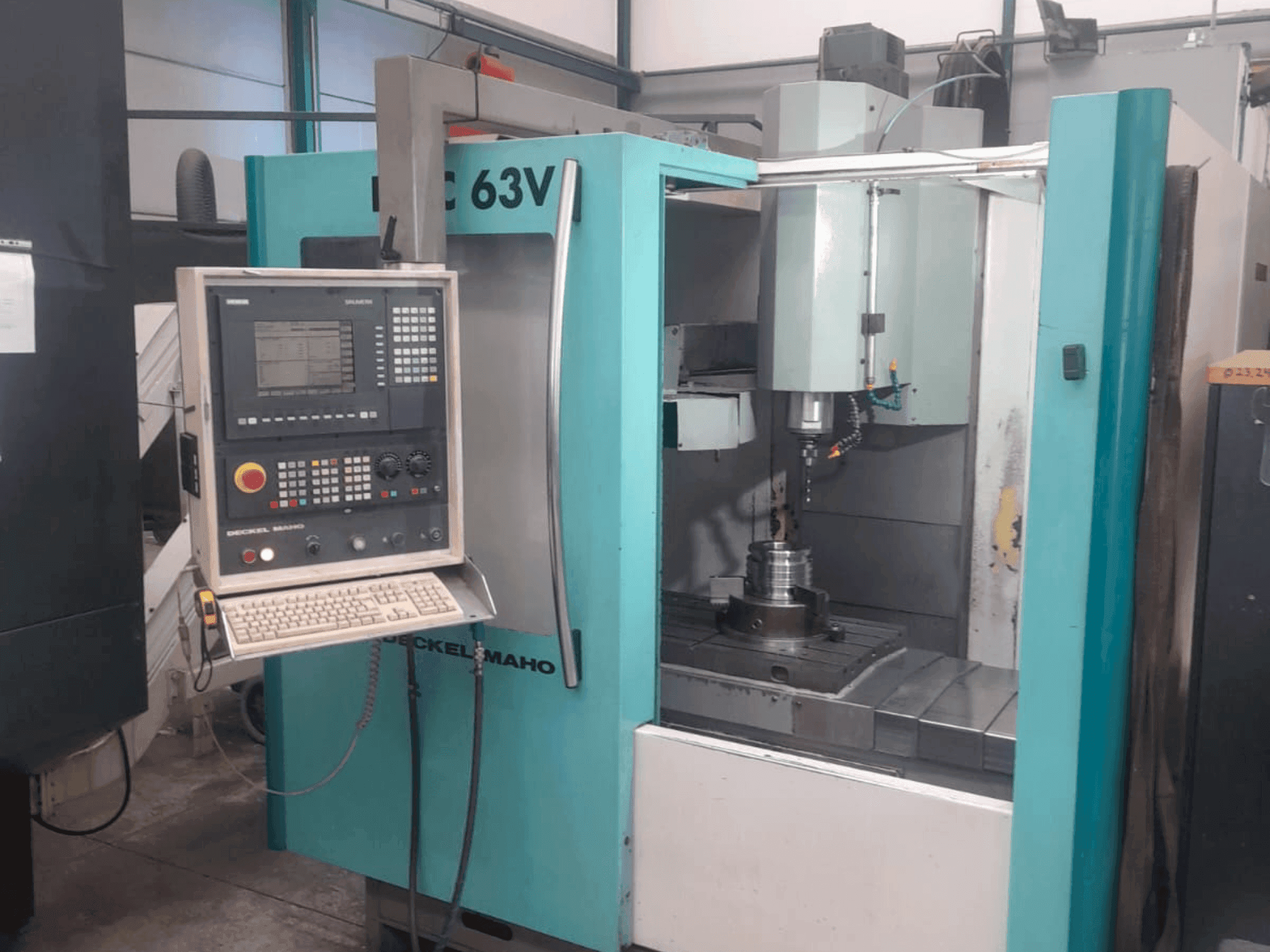 Frontansicht der DECKEL DMC-63V Maschine