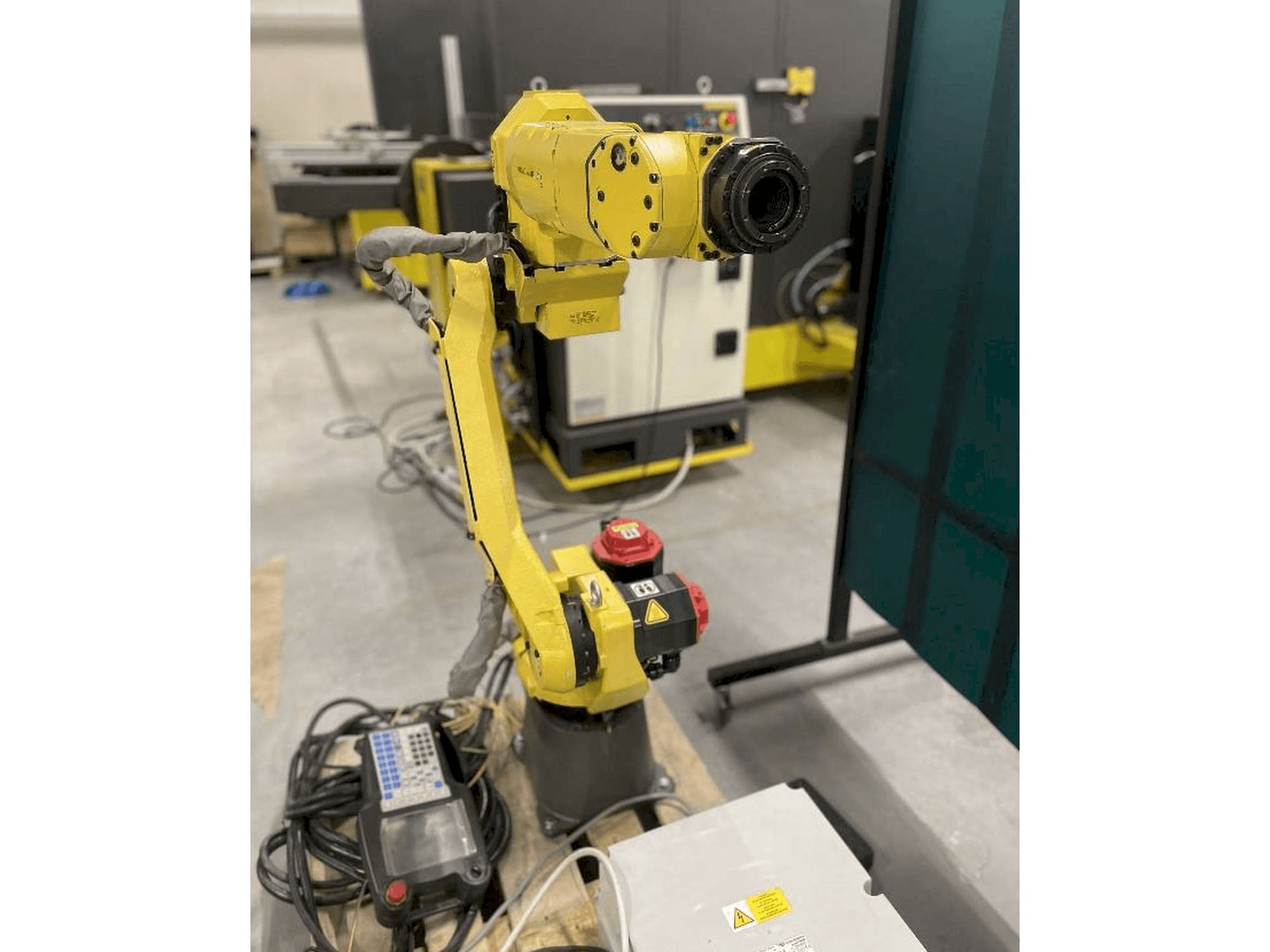Frontansicht der FANUC M10iA/12 Maschine