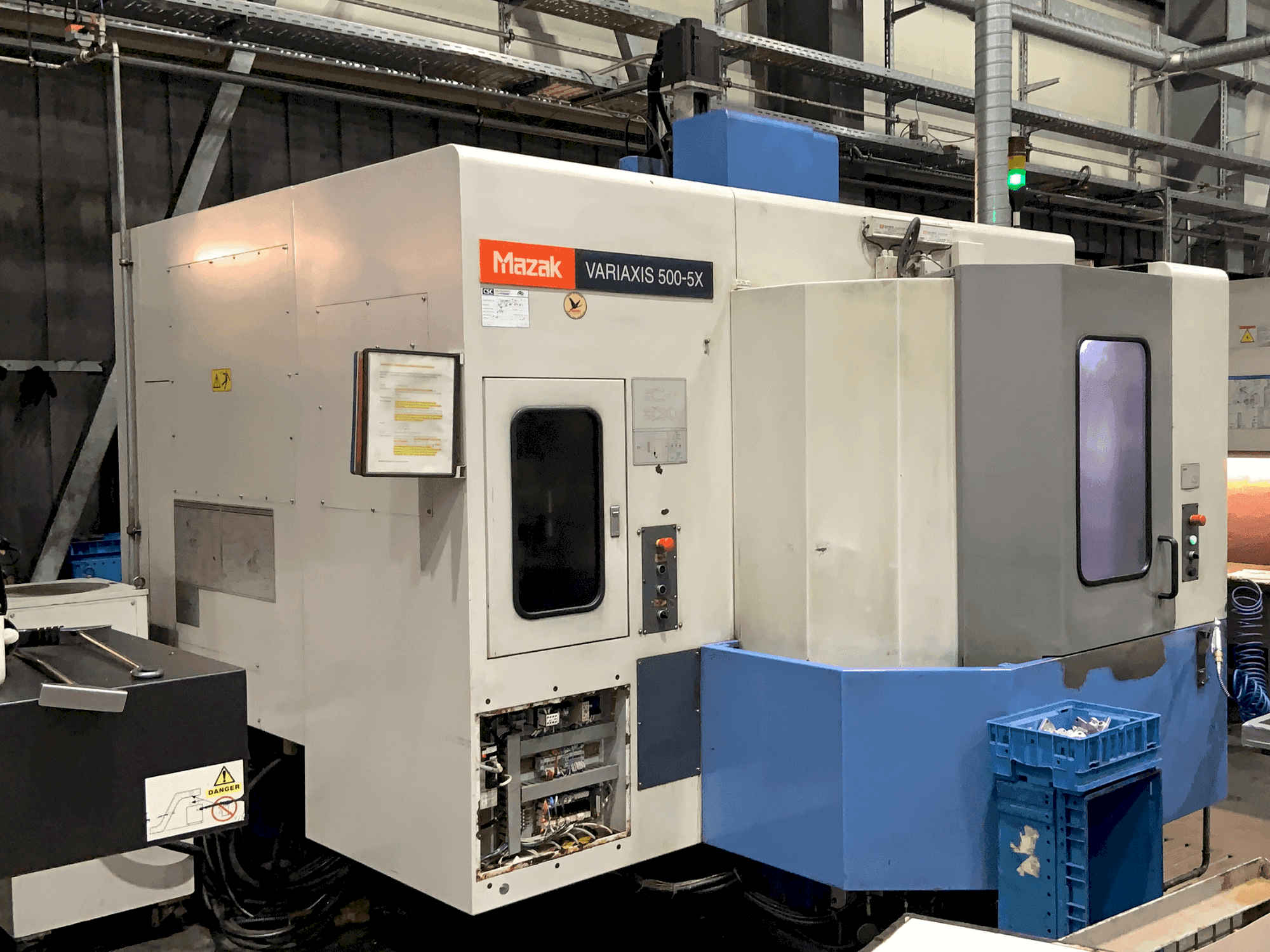 Frontansicht der Mazak VARIAXIS 500 5X Maschine