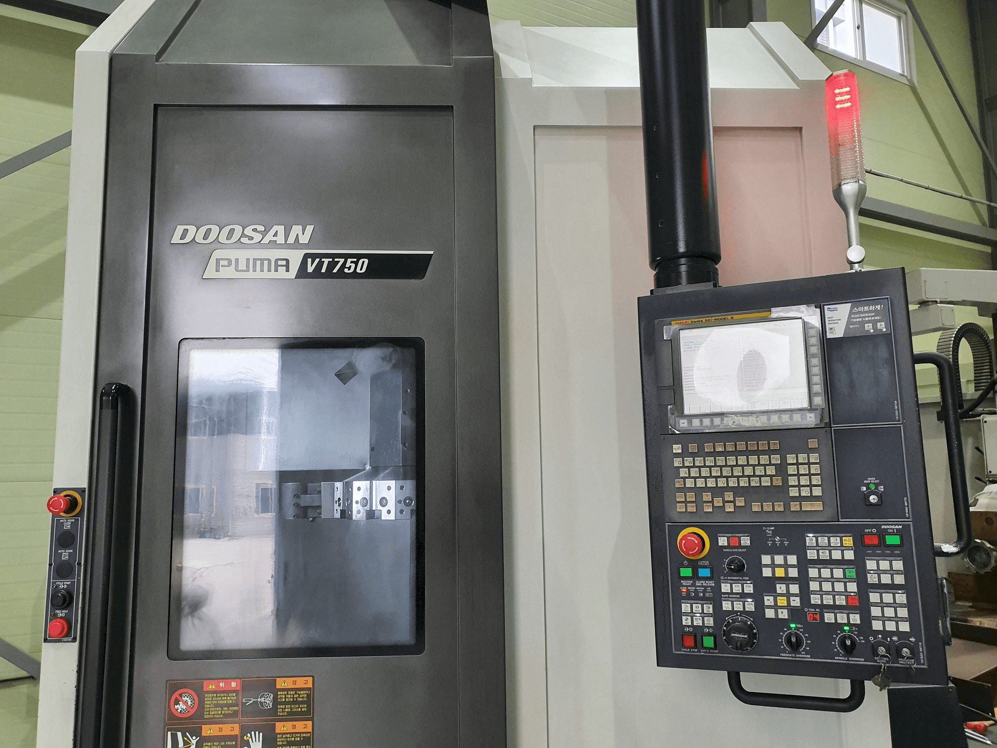 Frontansicht der Doosan VT750 Maschine