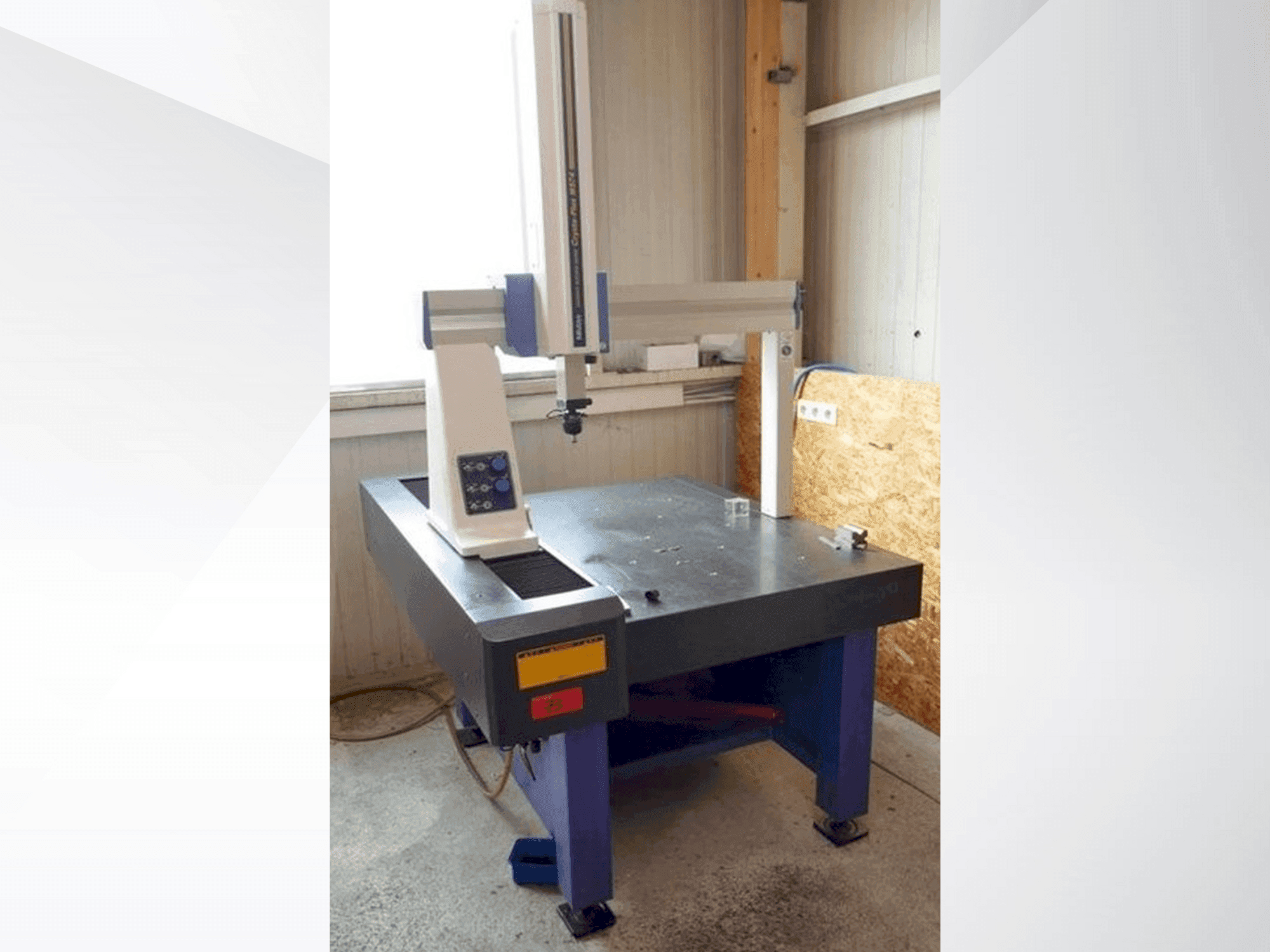 Frontansicht der Mitutoyo Crysta-Plus M574 Maschine