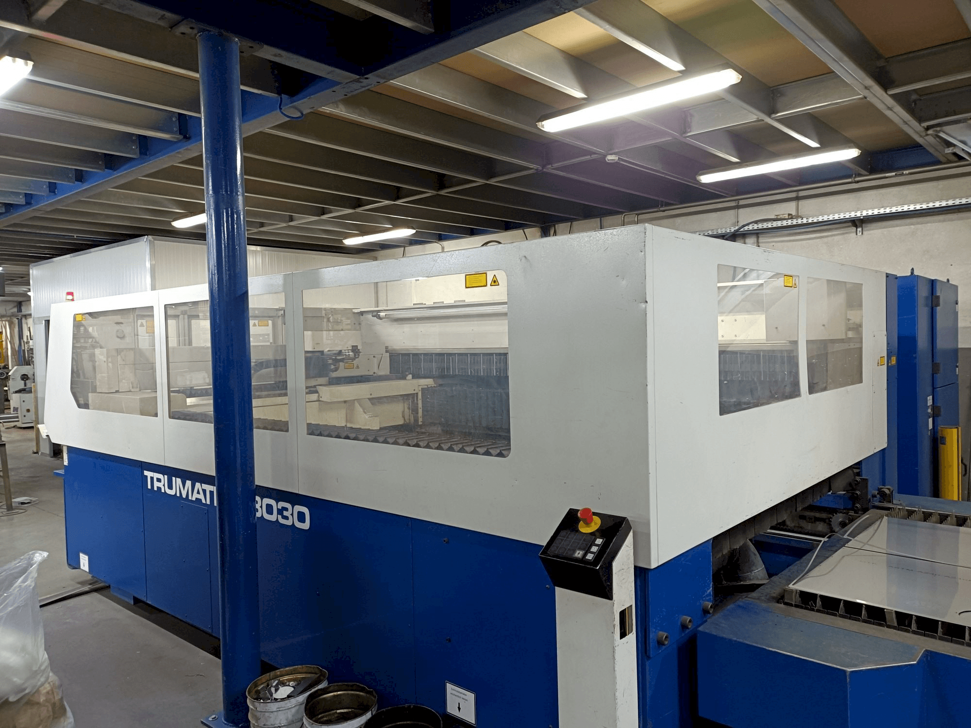 Frontansicht der Trumpf Trumatic L3030 Maschine