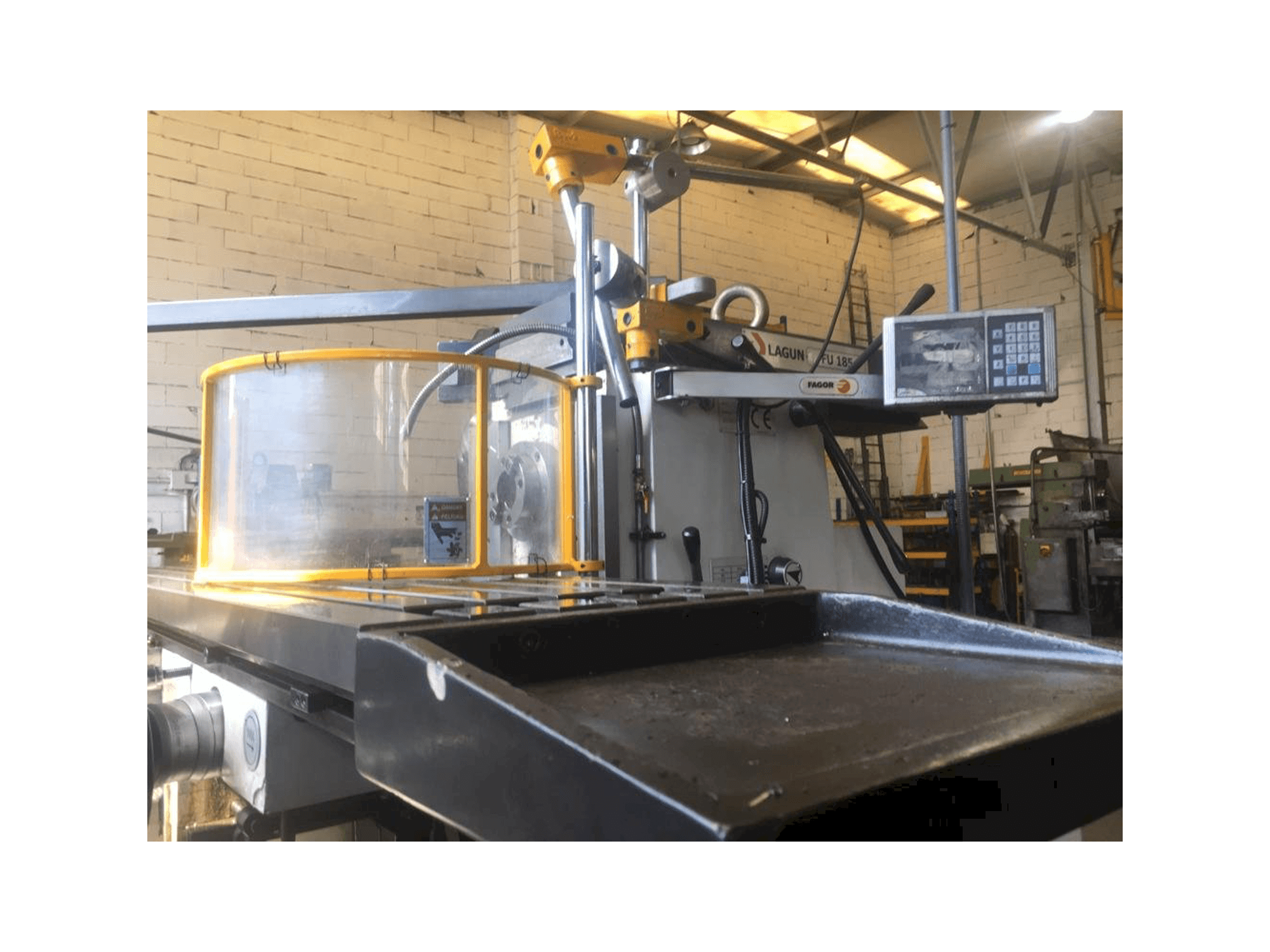 Frontansicht der LAGUN FU-185 Maschine