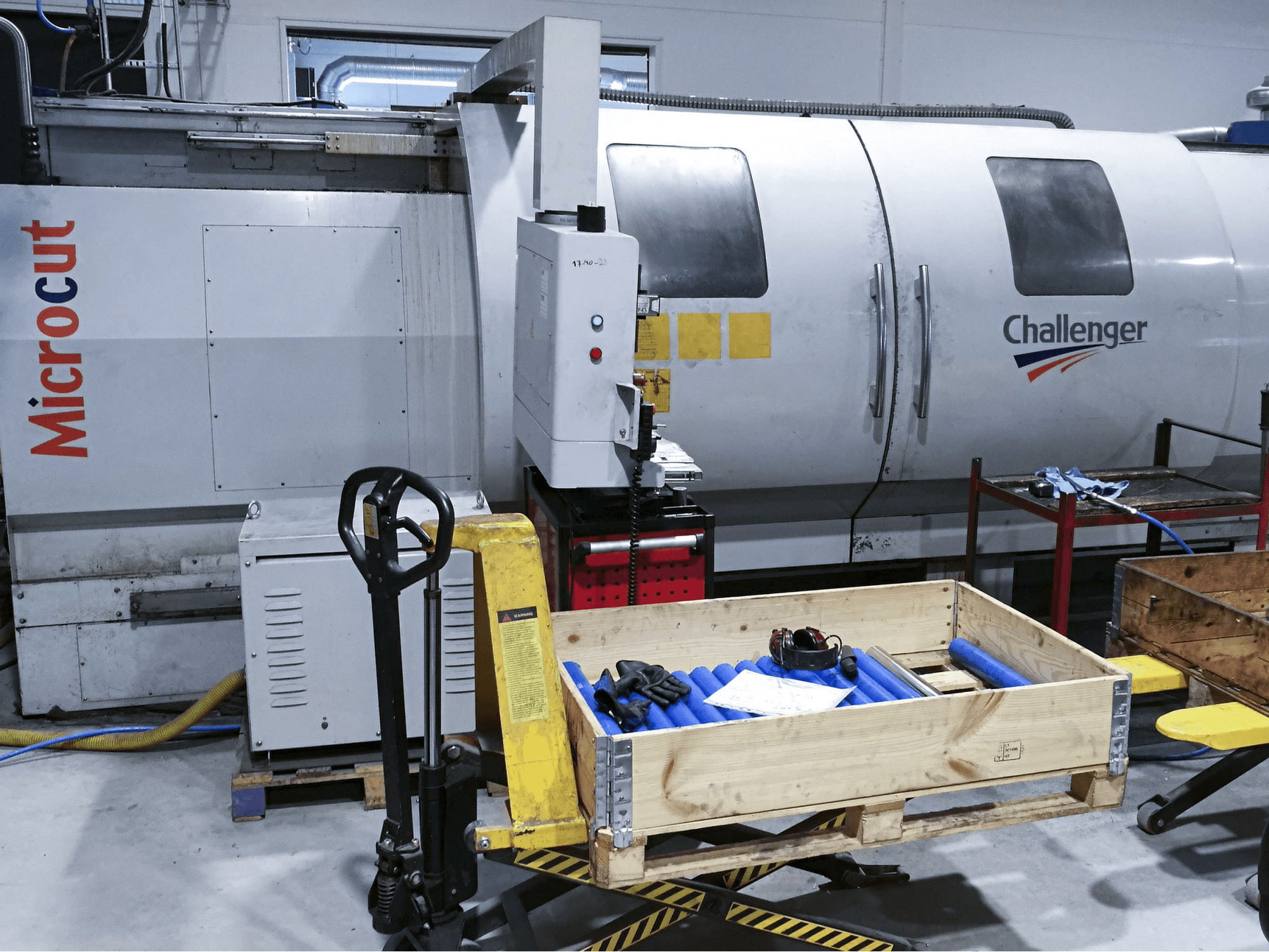 Frontansicht der MICROCUT BNC-30160X Maschine