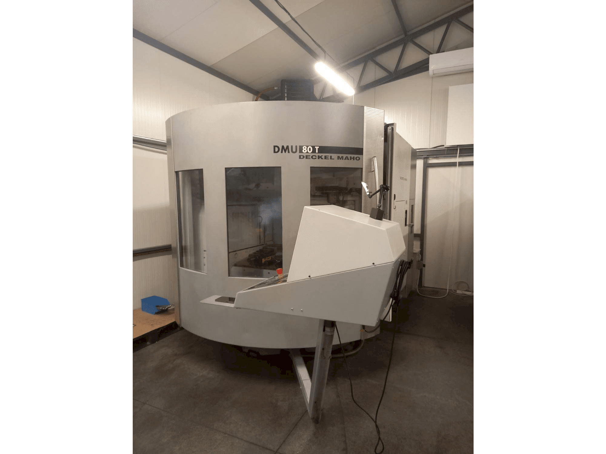 Frontansicht der DECKEL MAHO DMU 80T Maschine