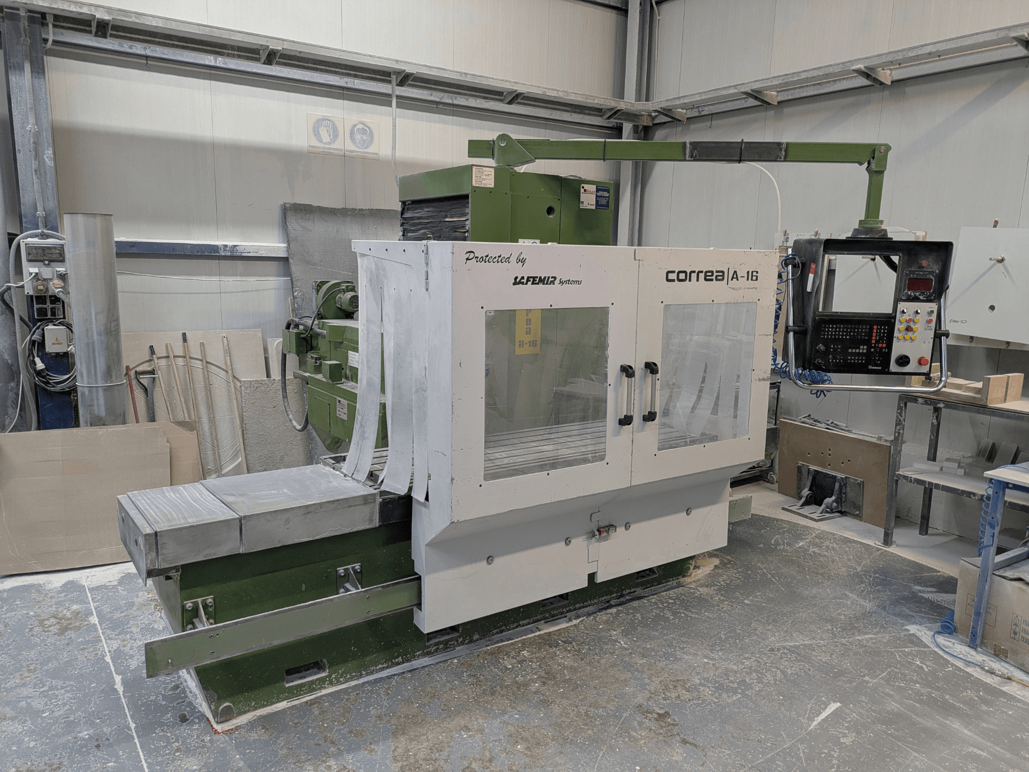 Correa A-16 Fräsmaschine in einer Werkstatt, Vorderansicht mit Bedienpult und Arbeitsfläche, die industrielles Design und Funktionalität demonstriert.