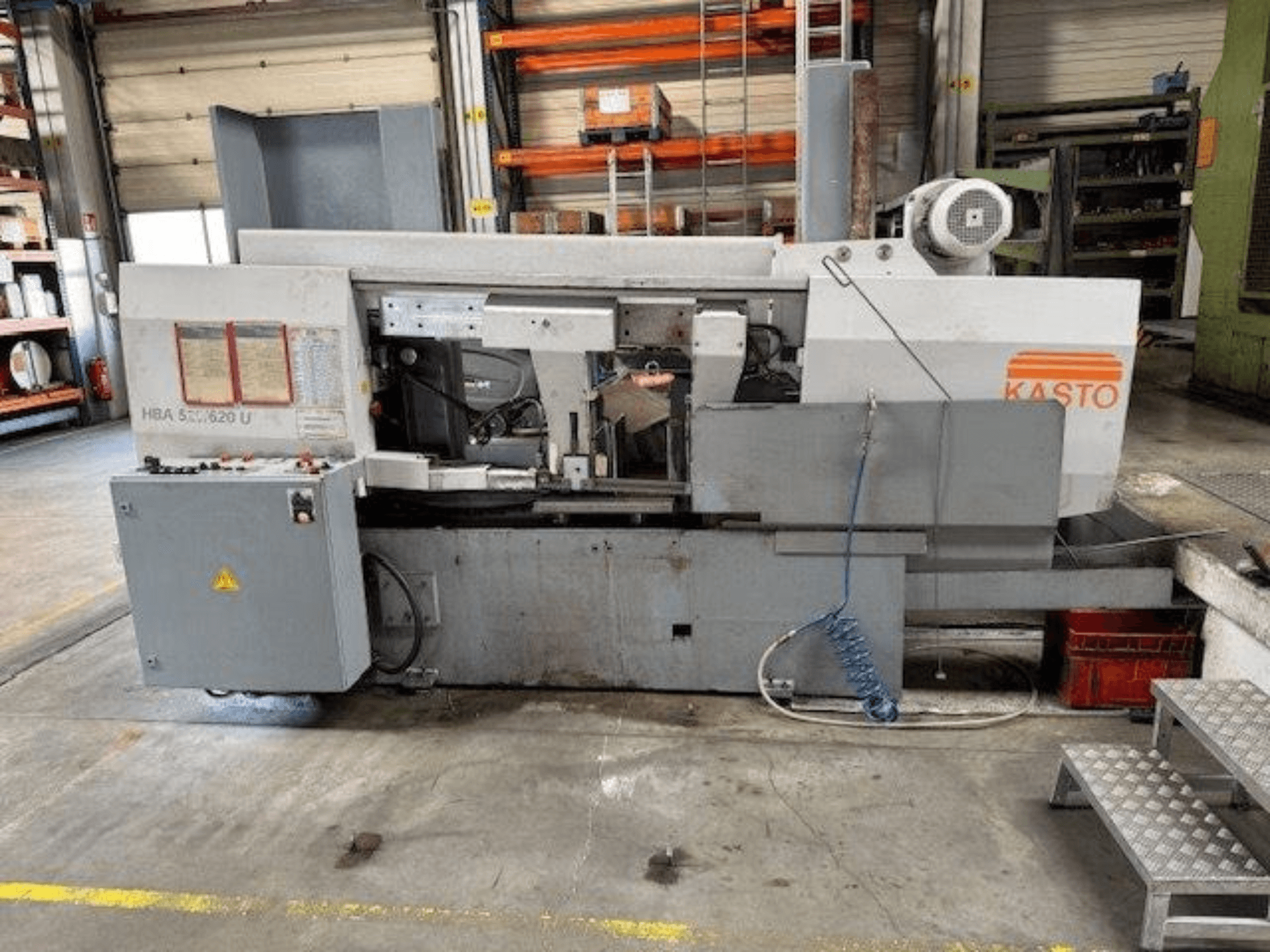 KASTO Metallbandsäge HBA 520/620 U, Seitenansicht mit Bedienpult und Schnittbereich in einer Werkstattumgebung.
