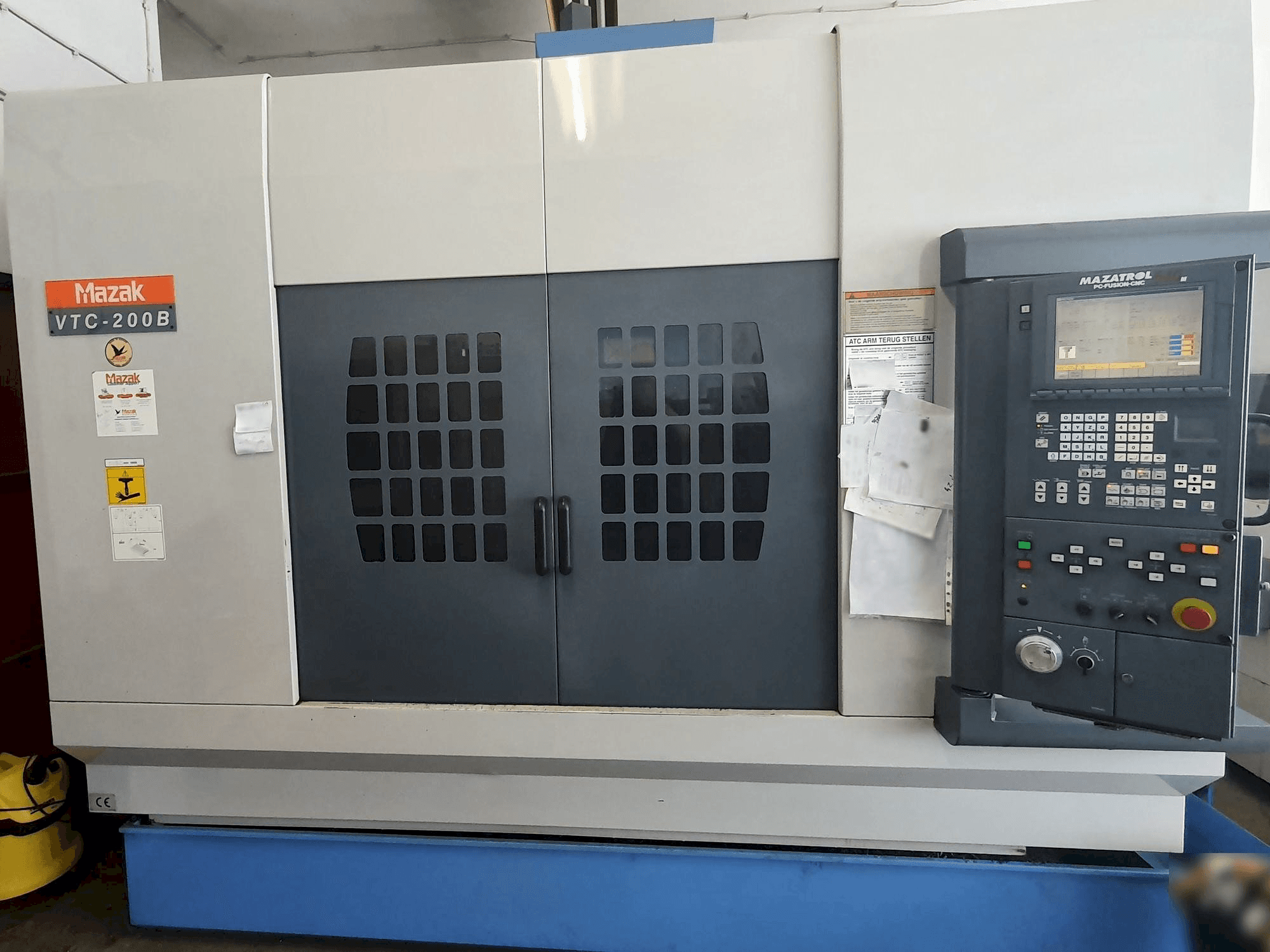 Frontansicht der Mazak VTC-200B Maschine
