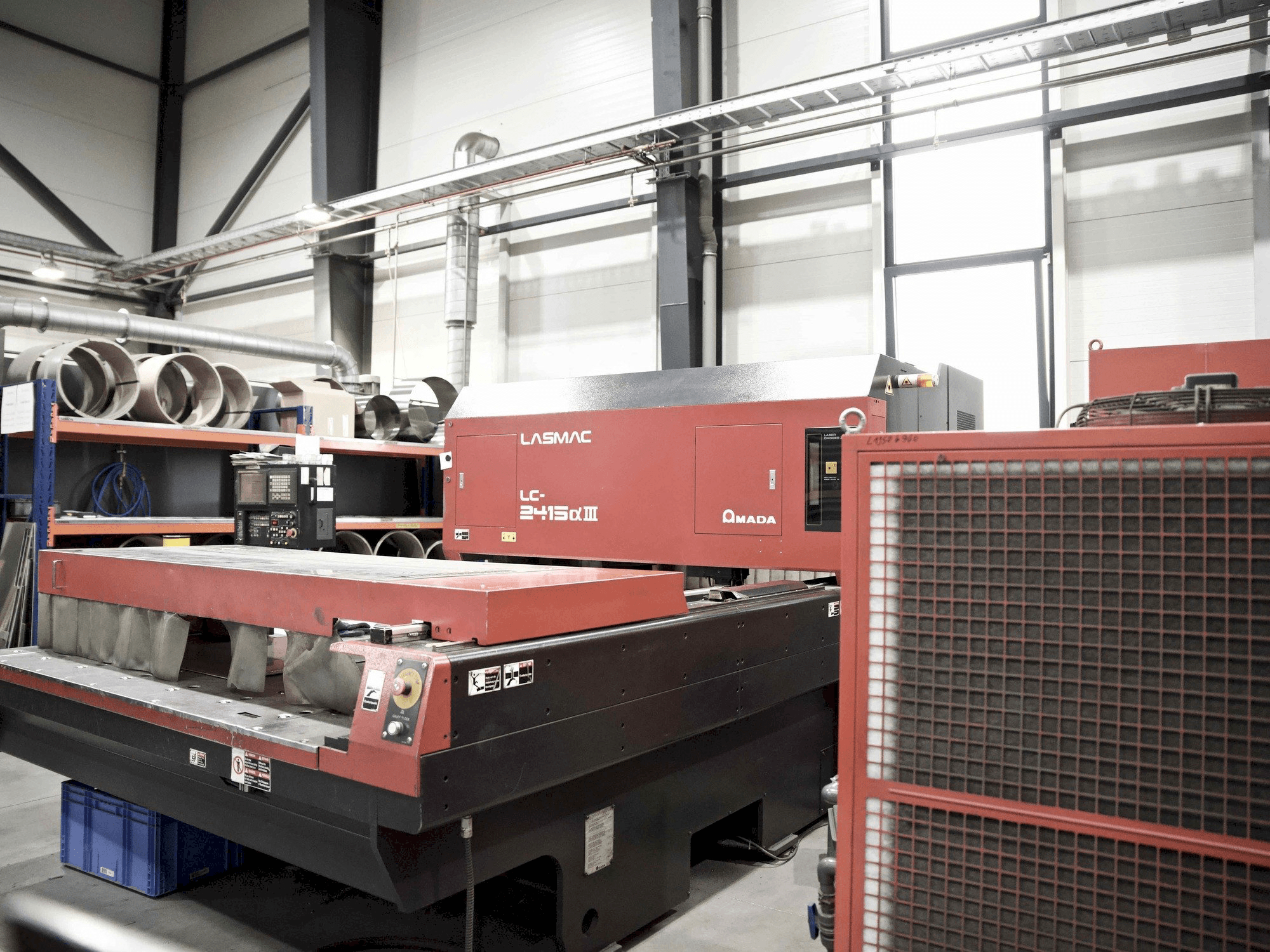 Frontansicht der AMADA LC-2415aIII Maschine