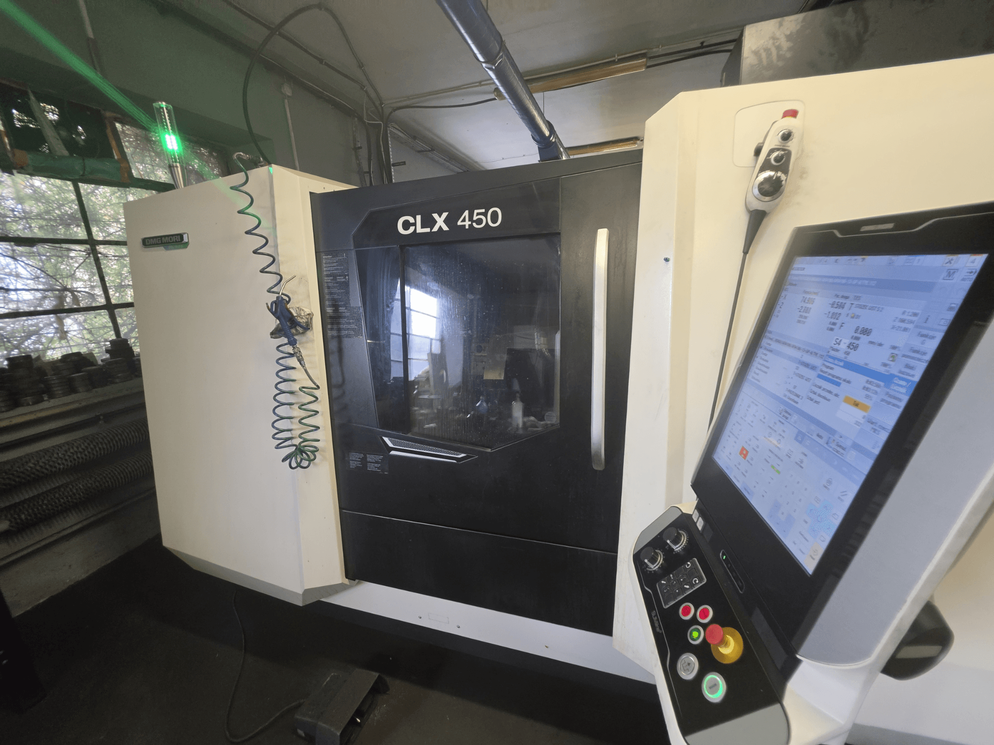 Horizontaldrehmaschine DMG MORI CLX 450 V3, Vorderansicht mit Bedienfeld und Monitor zur Anzeige der Betriebsdaten.