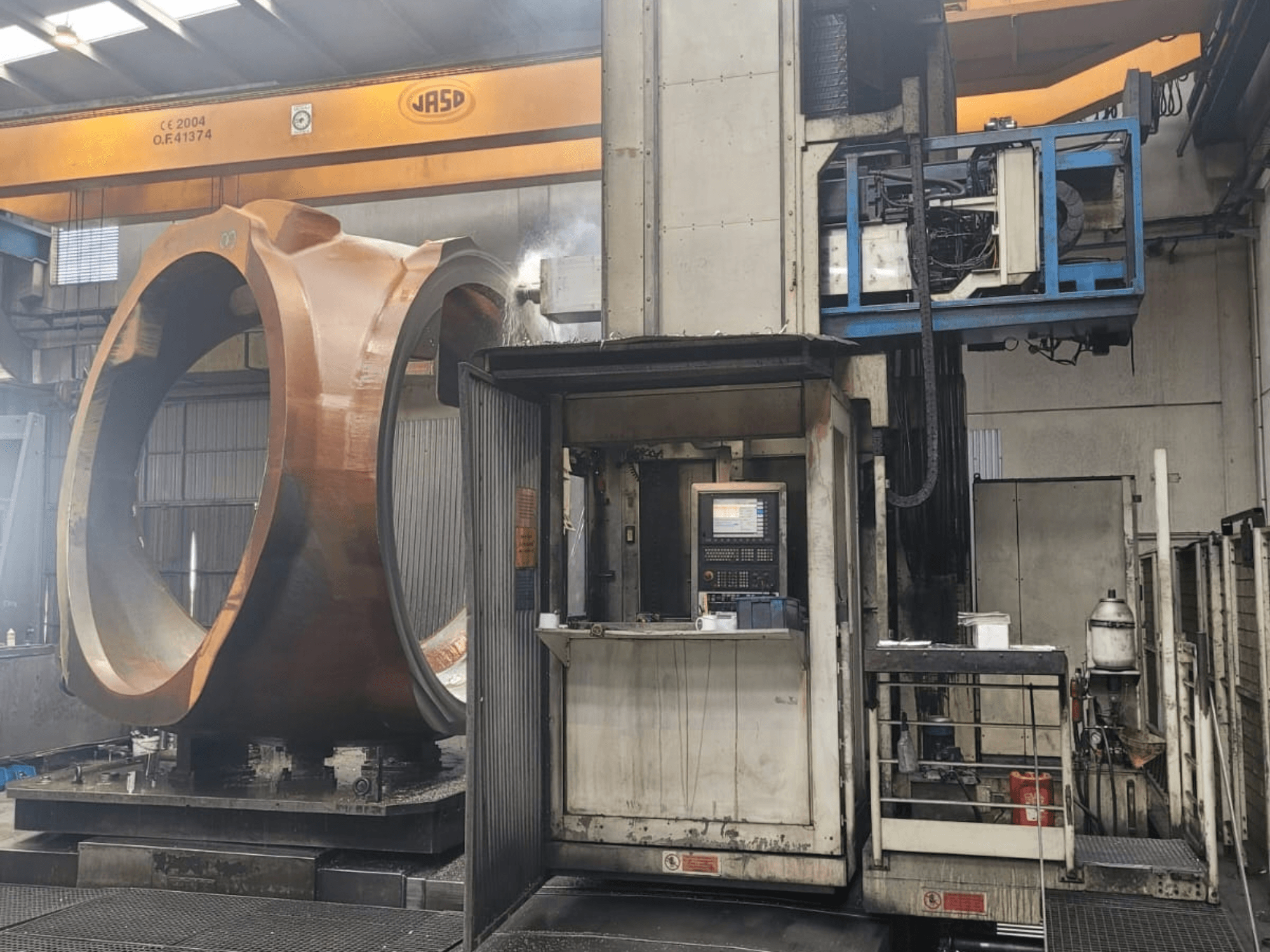 PAMA Speedram 1000 Fräs-Dreh-Zentrum, Seitenansicht, mit großem Werkstück und Bedienfeld in einer industriellen Umgebung.