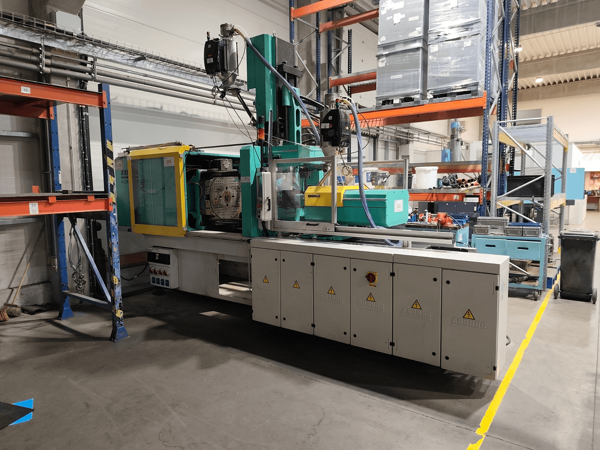Hydraulische Spritzgießmaschine Arburg Allrounder 520 A 1500-70 Alldrive, Seitenansicht in einer Fabrikumgebung.