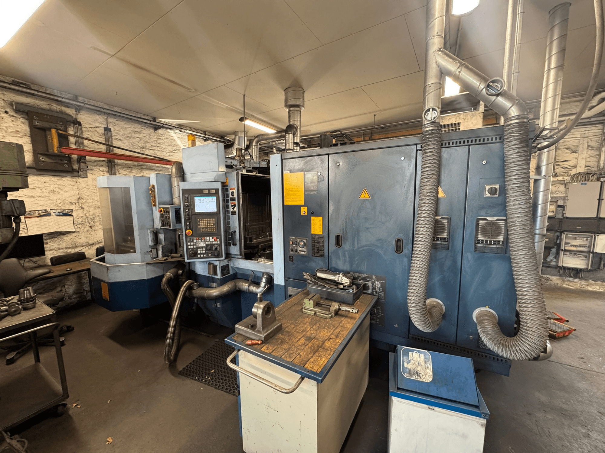Horizontales Bearbeitungszentrum Matsuura H.PLUS-300 in einer Werkstatt, Vorderansicht, mit Bedienfeld und Arbeitstisch.
