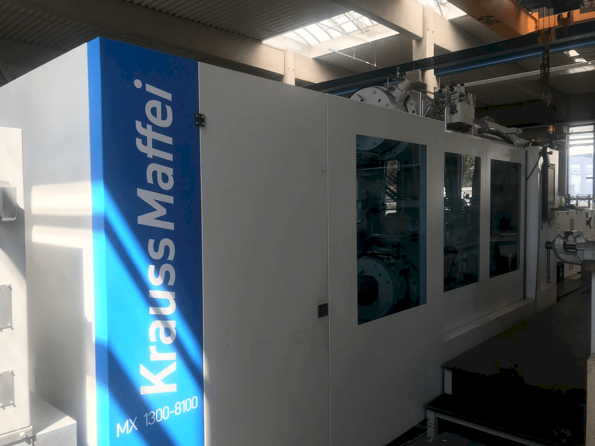Frontansicht der Krauss Maffei 1300-8100 MX Maschine