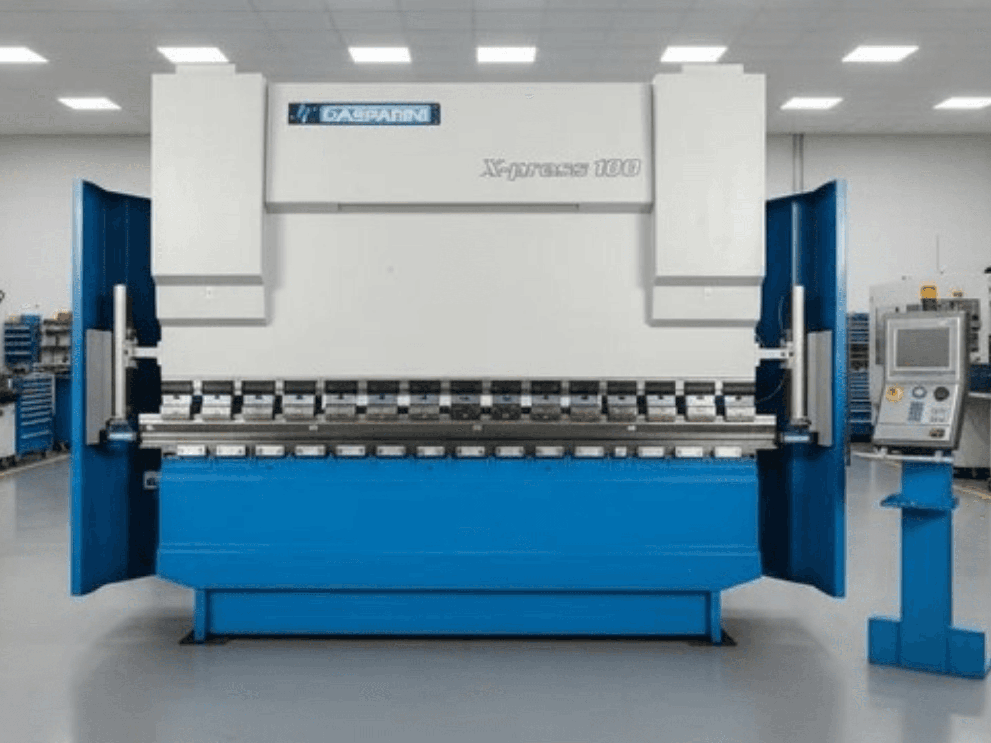 Hydraulikpresse GASPARINI X-Press 100, Vorderansicht, mit blauer Außenverkleidung und Bedienfeld auf der rechten Seite.