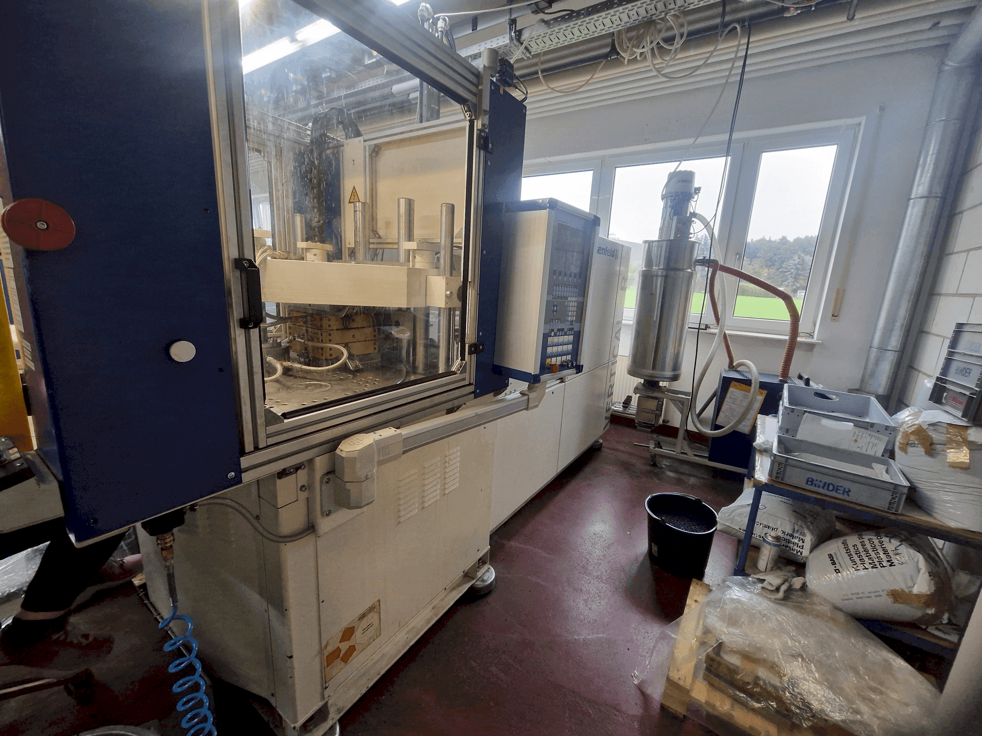 Frontansicht der Battenfeld Vertical R60 125H (2002) Maschine