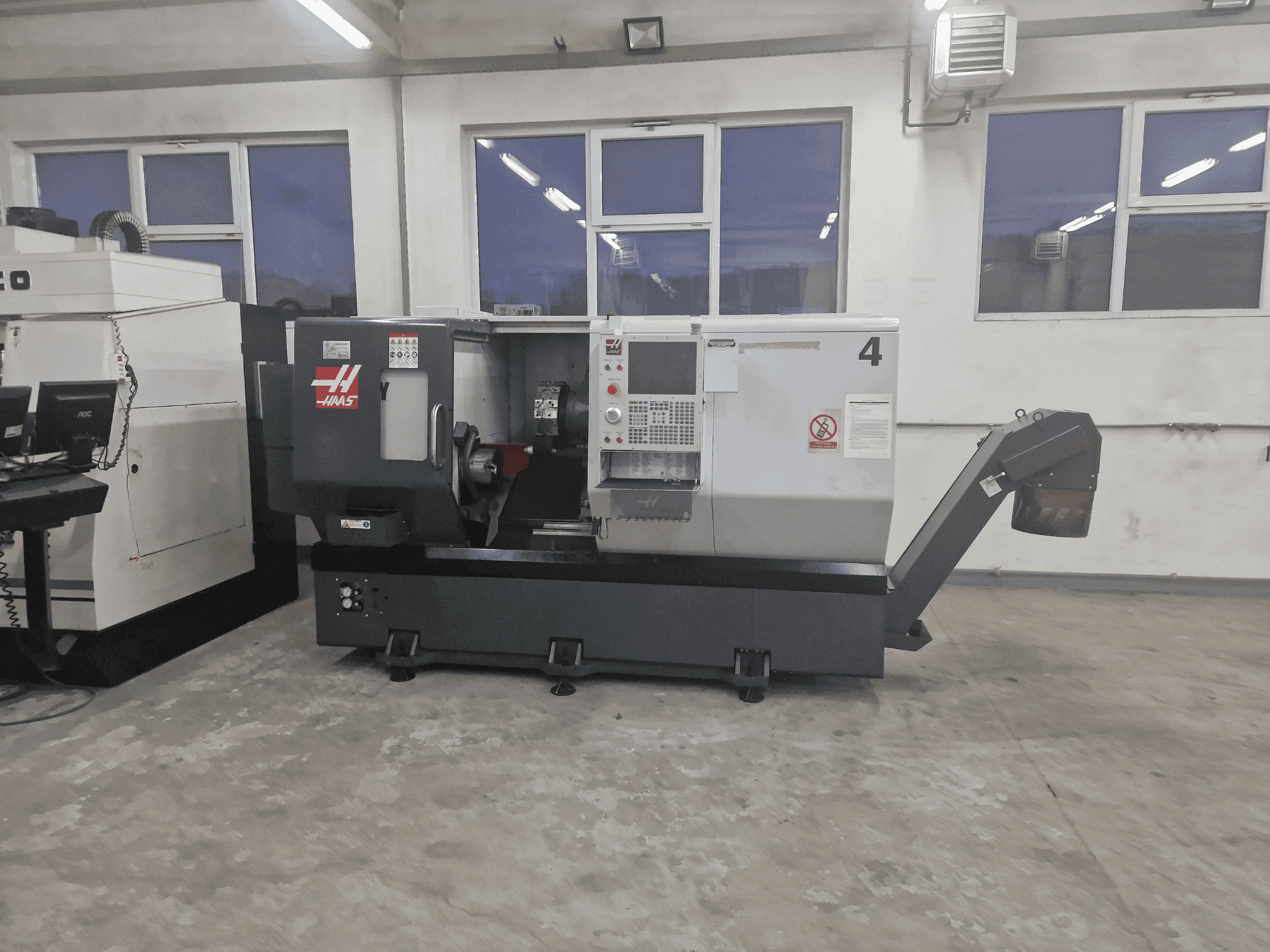 Frontansicht der HAAS ST-30Y Maschine