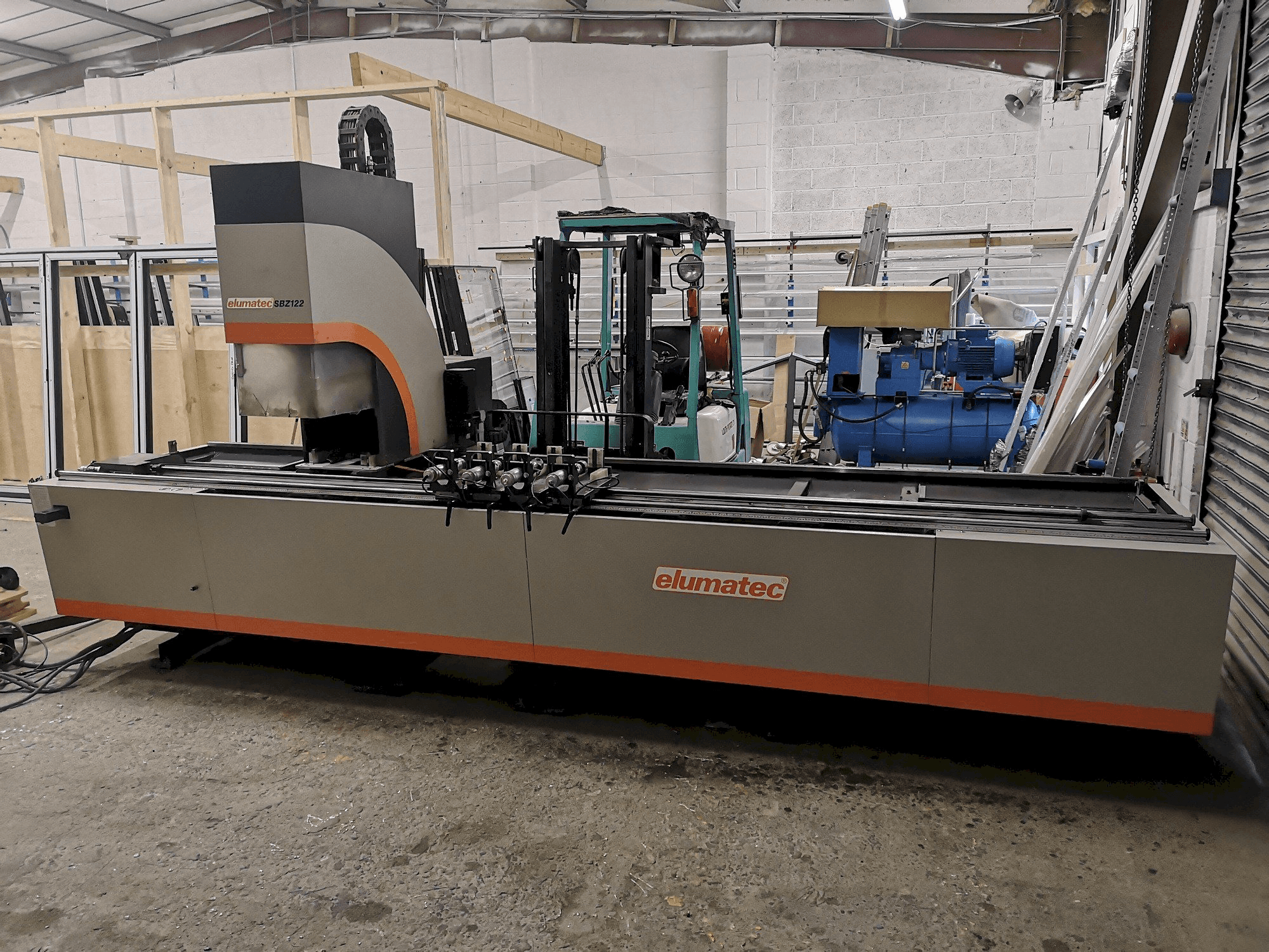 Frontansicht der Elumatec SBZ 122/20 Maschine